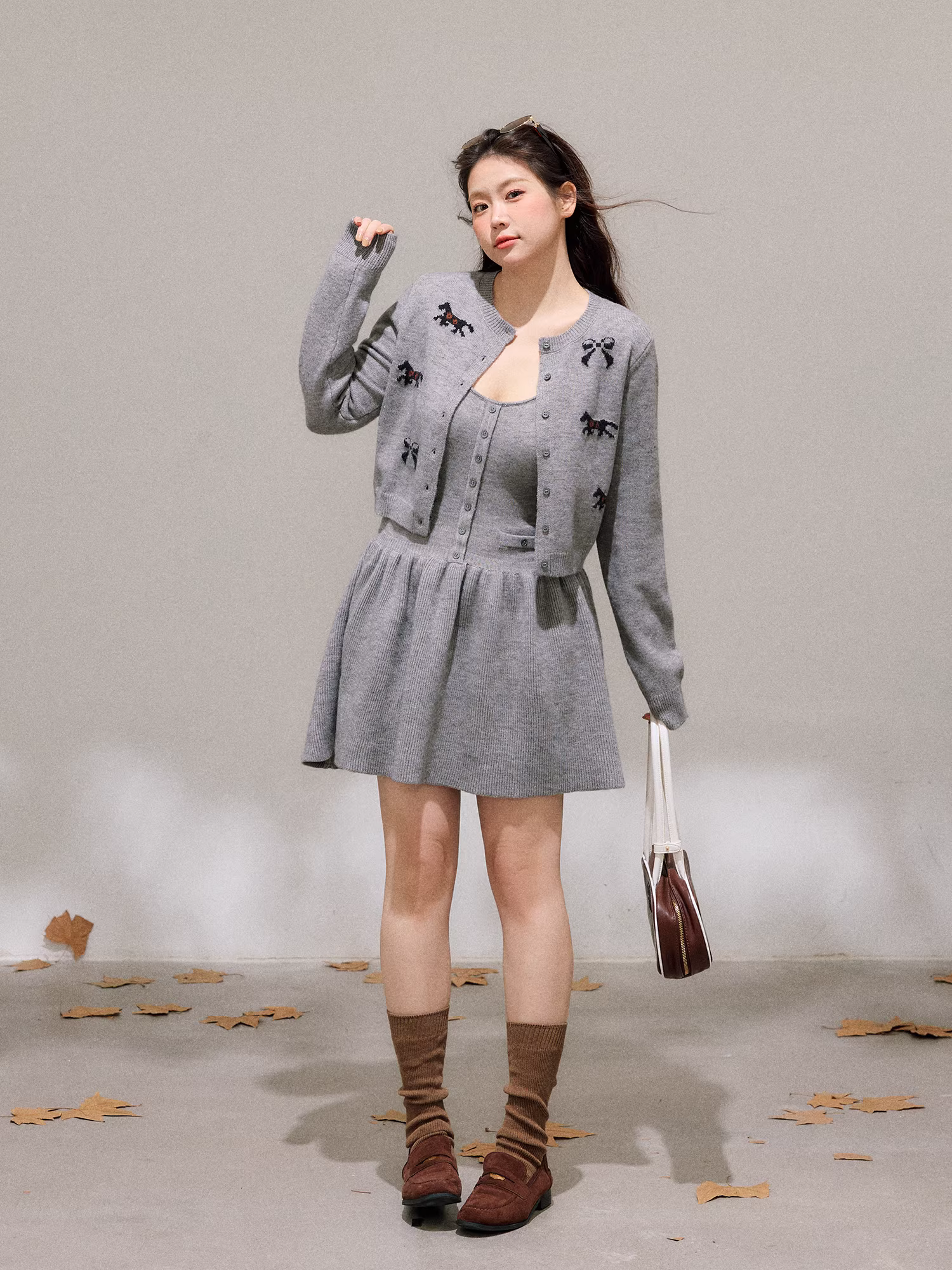 Bộ đầm liền thân dệt kim màu xám nhạt kiểu Pháp, cổ halter, dáng ôm, mùa đông, dành cho phụ nữ cỡ lớn.