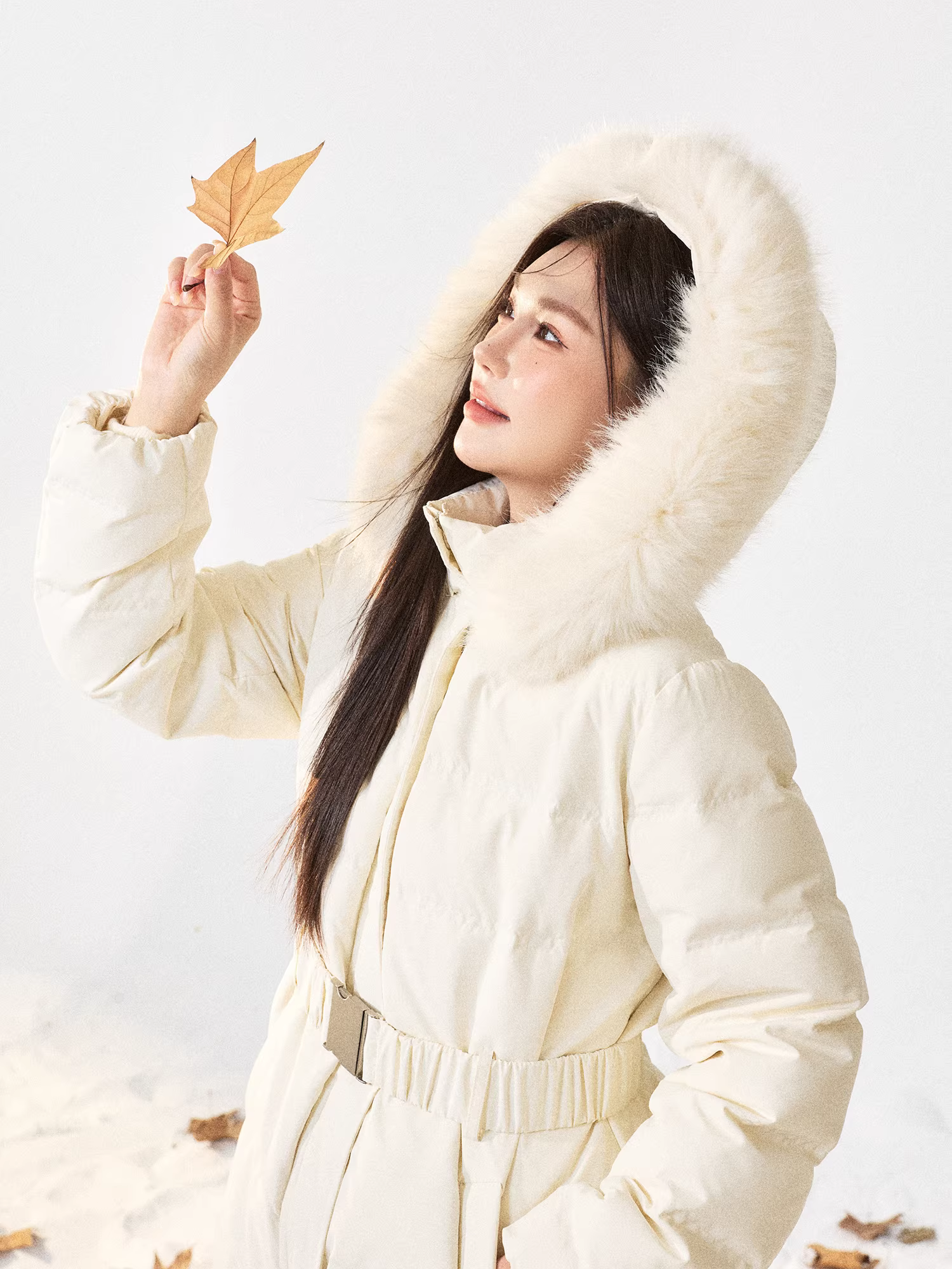 Quần áo nữ cỡ lớn dành cho người lớn, phong cách Hàn Quốc, tôn dáng, thanh lịch, màu trắng sữa, ôm eo, áo khoác lông trắng.