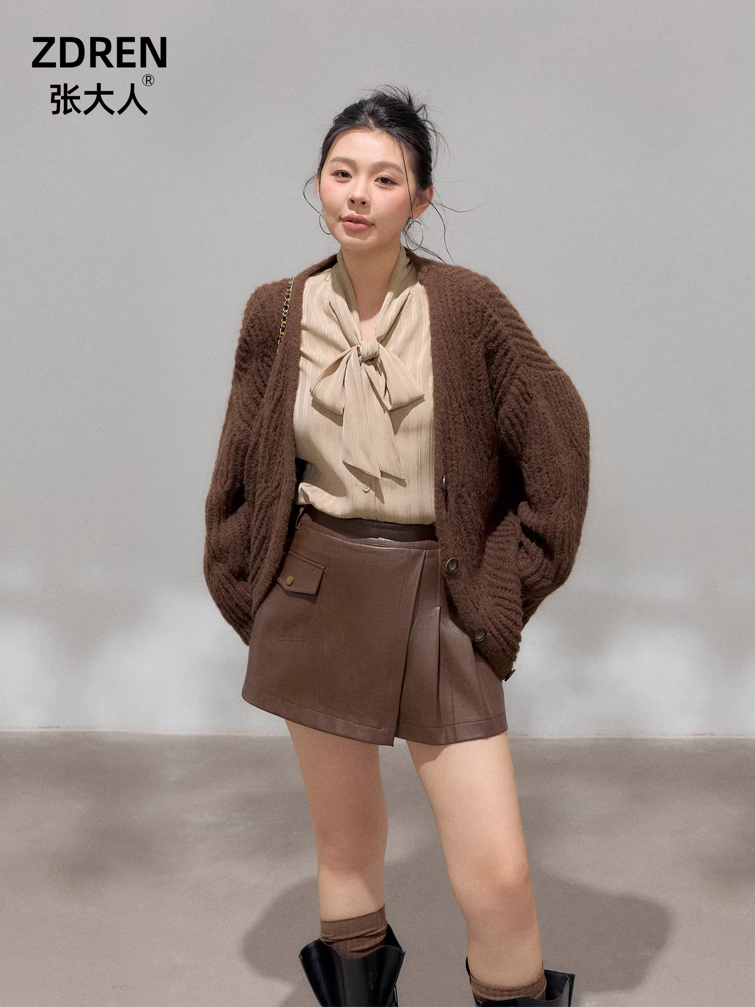 Bộ quần áo nữ cỡ lớn dành cho người lớn, kiểu dáng Hàn Quốc thu đông mới, áo len cardigan màu nâu đậm tôn dáng và chân váy da.