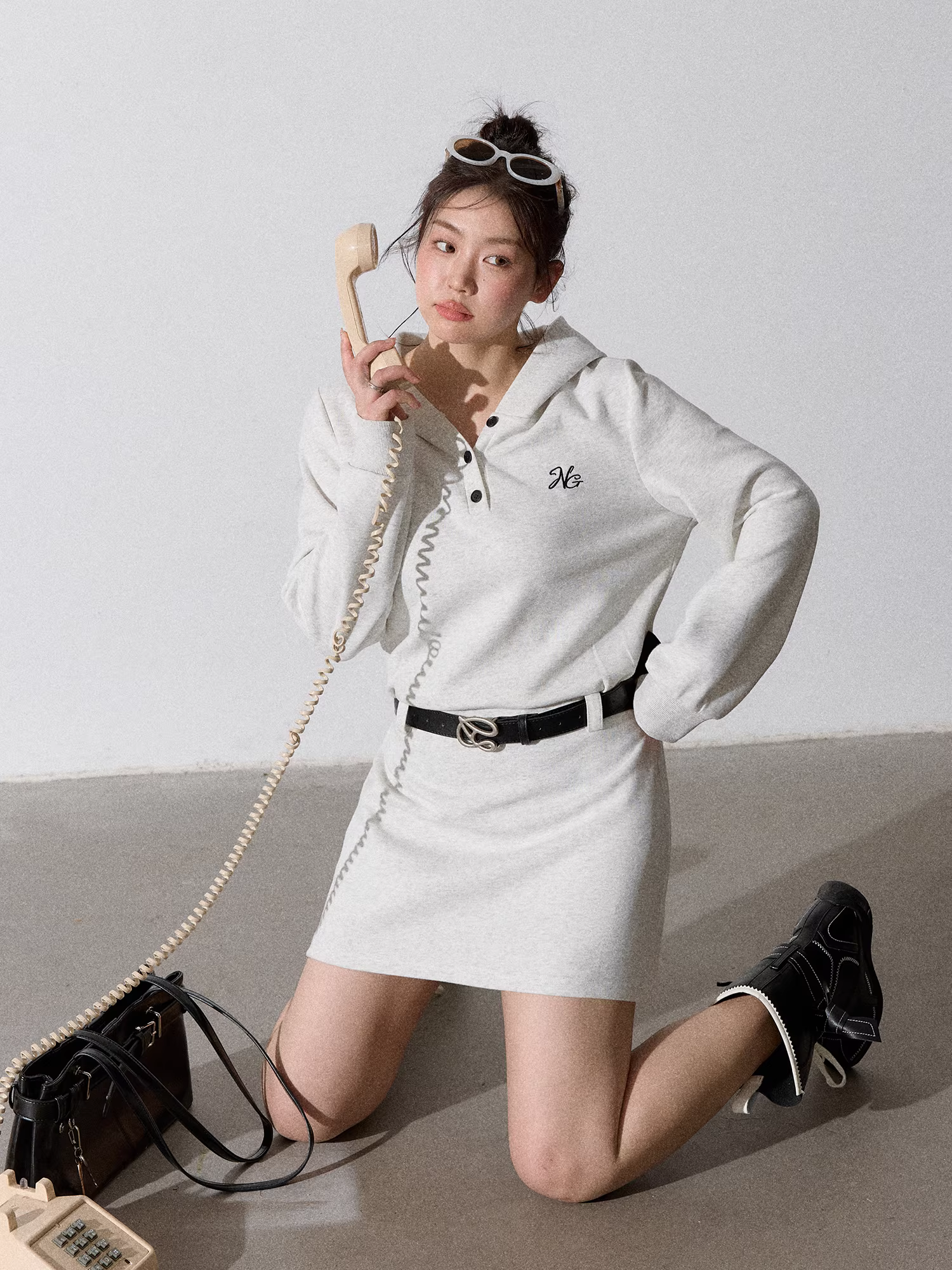 Quần áo nữ cỡ lớn dành cho người lớn, kiểu dáng Hàn Quốc mới mùa thu đông, áo khoác có mũ trùm đầu, kiểu dáng suông, tôn dáng, ôm eo.