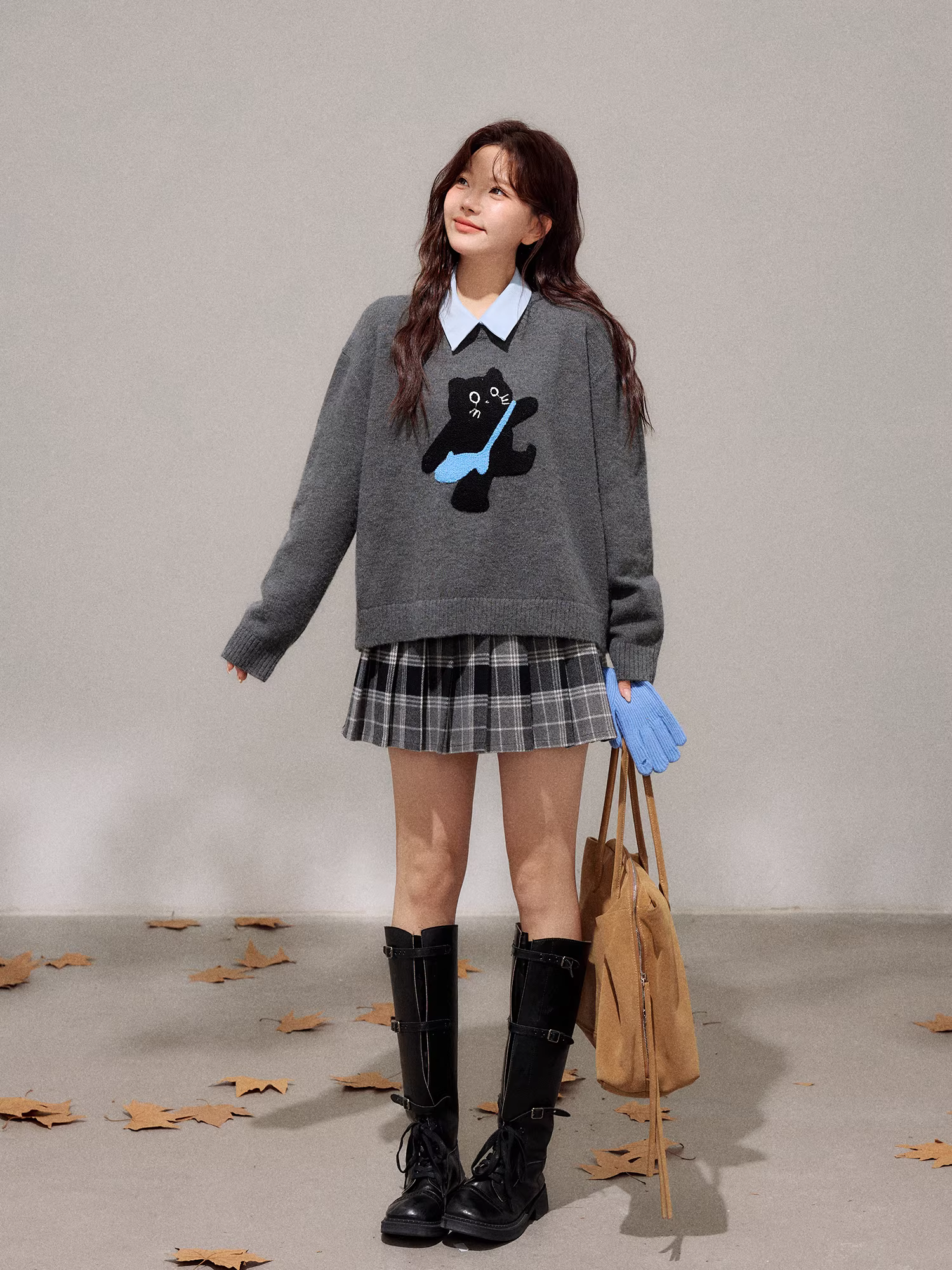 Quần áo nữ cỡ lớn dành cho người lớn, bộ áo len màu xám và váy kẻ sọc phong cách Hàn Quốc mùa đông giúp thon gọn dáng người.