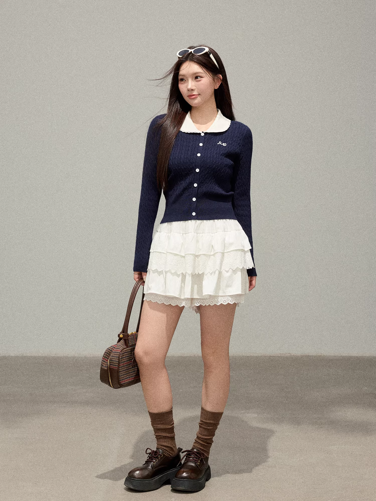 Bộ trang phục thu đông cho phụ nữ cỡ lớn, áo len phối màu cổ búp bê và chân váy dành cho các cô gái mũm mĩm.