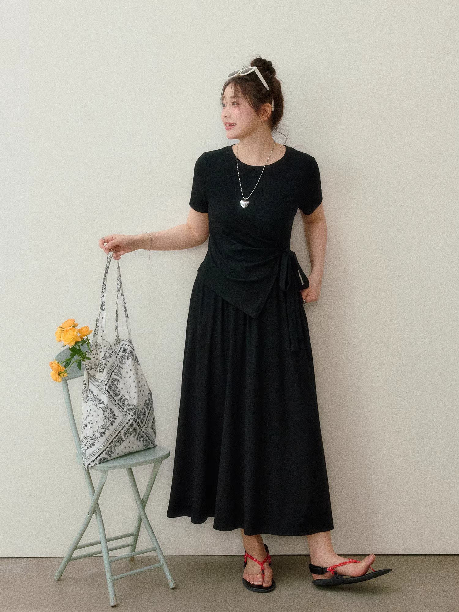 Quần áo nữ cỡ lớn dành cho người lớn, bộ đồ mùa hè màu đen tôn dáng, áo thun cổ tròn tay ngắn, chân váy xếp ly cao eo.