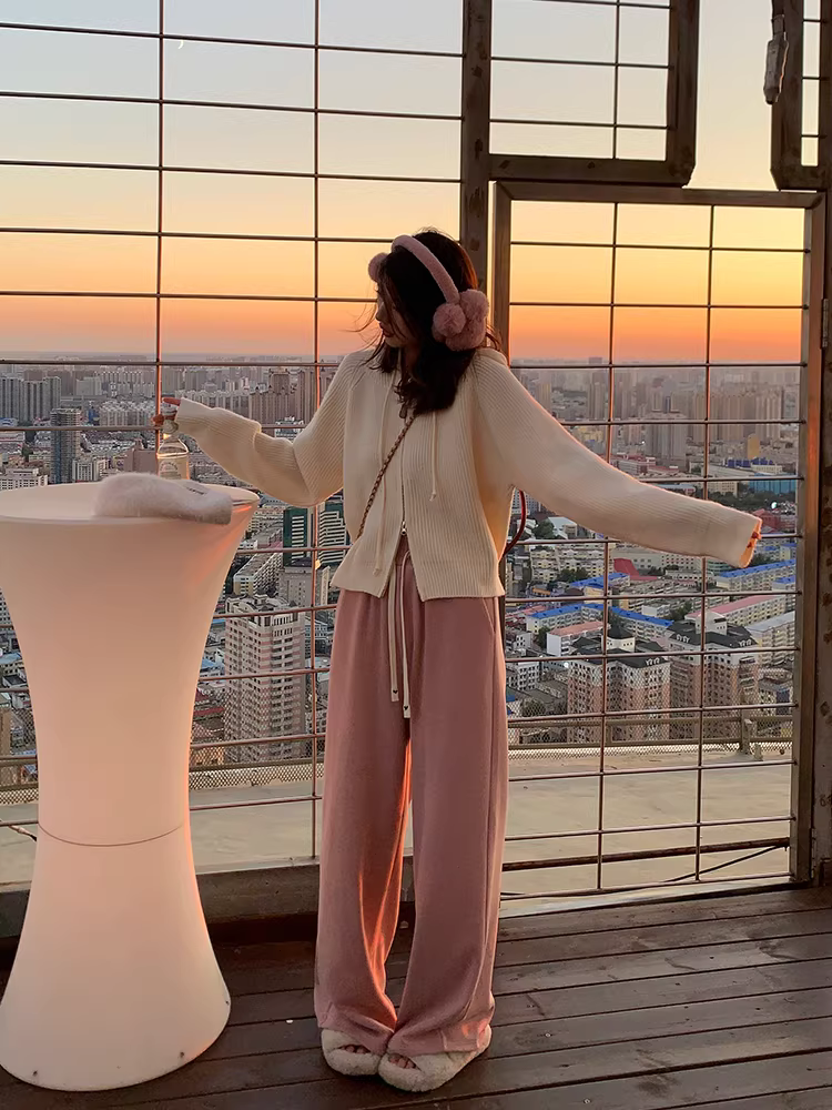 Bộ đồ hai mảnh thu đông 2024 Zhang Daren dành cho nữ, size lớn, kiểu dáng thon gọn, quần chất liệu gạo, áo len phong cách Hàn Quốc, thời trang.