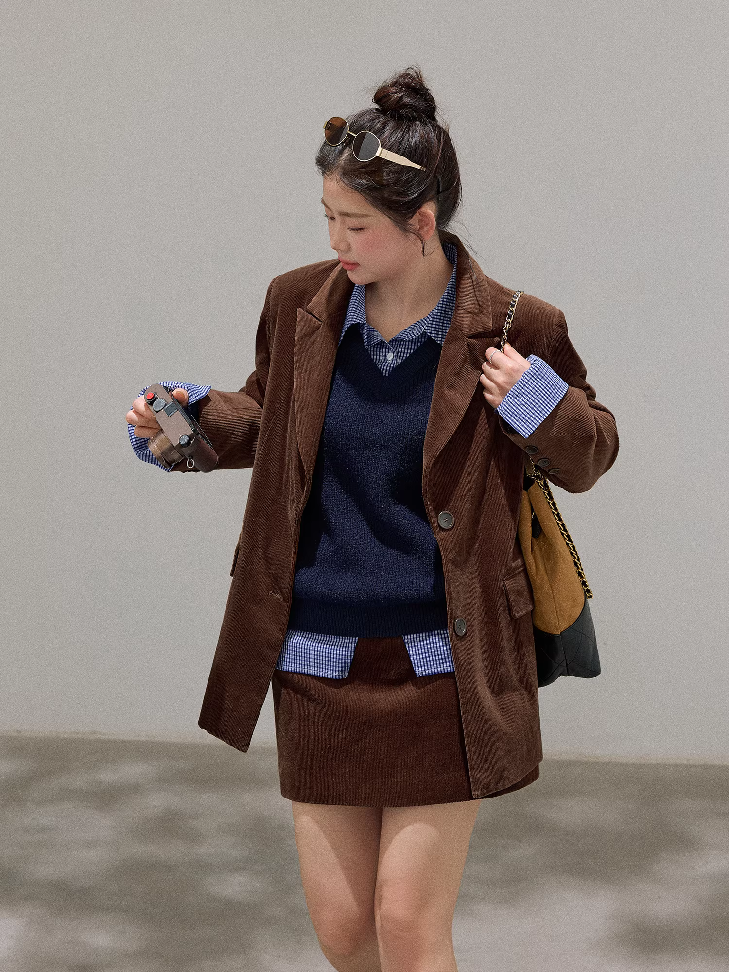 Quần áo nữ cỡ lớn dành cho người lớn, trang phục giảm béo mùa thu đông, bộ áo khoác và váy kiểu cổ điển màu cà phê đậm.