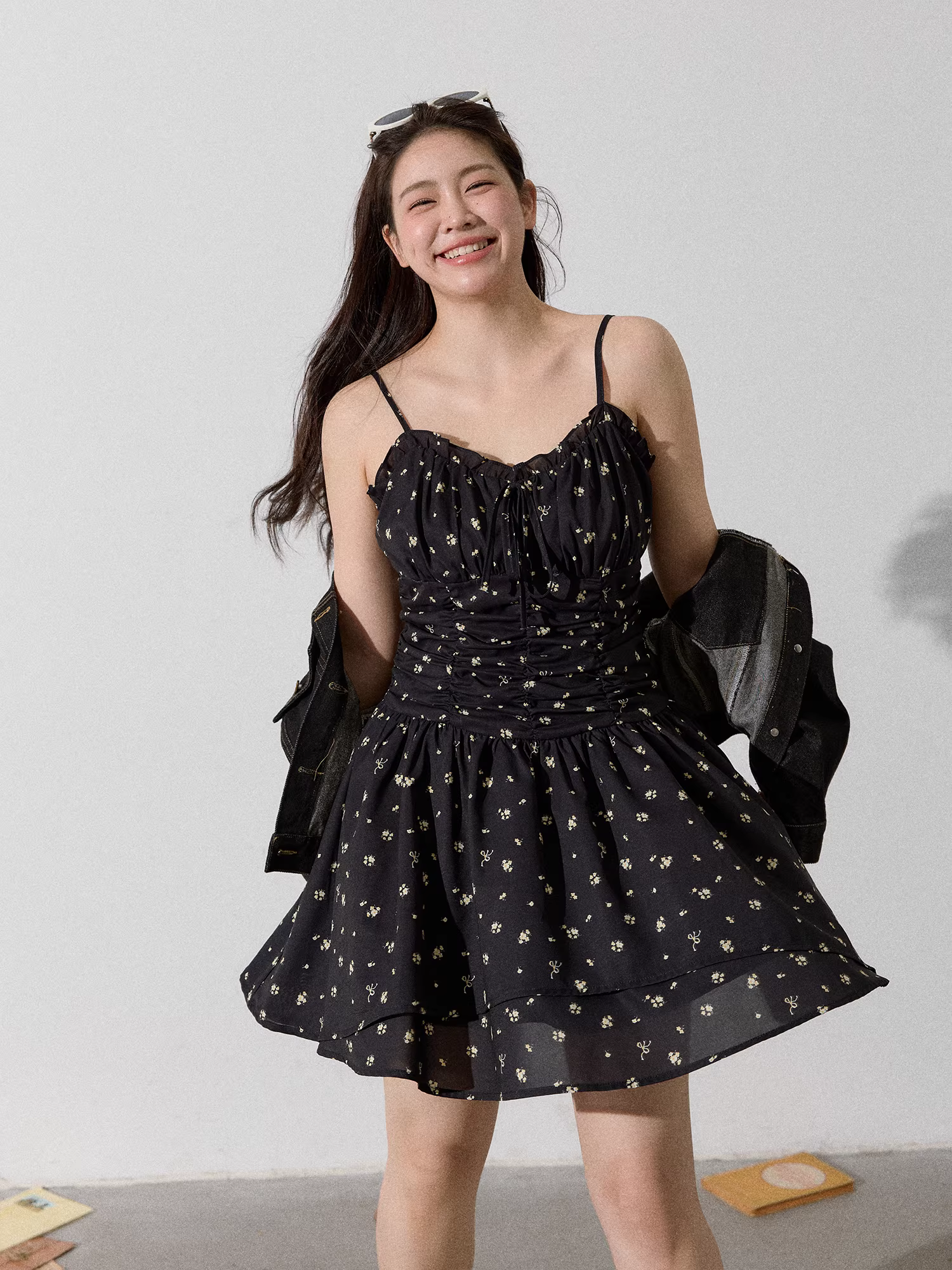 Quần áo nữ cỡ lớn dành cho người lớn, trang phục thon gọn cho người có thân hình hình quả táo, áo khoác denim và váy hoa.