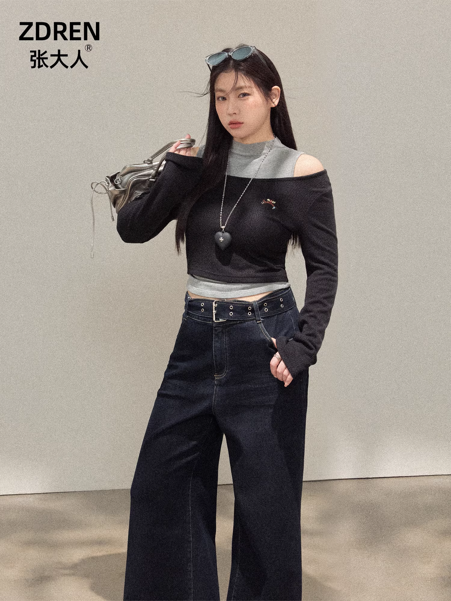 Quần áo nữ cỡ lớn dành cho các cô gái hơi mũm mĩm, bộ áo len và quần jean màu đen và xám kiểu Pháp, thiết kế trễ vai giúp thon gọn vóc dáng.