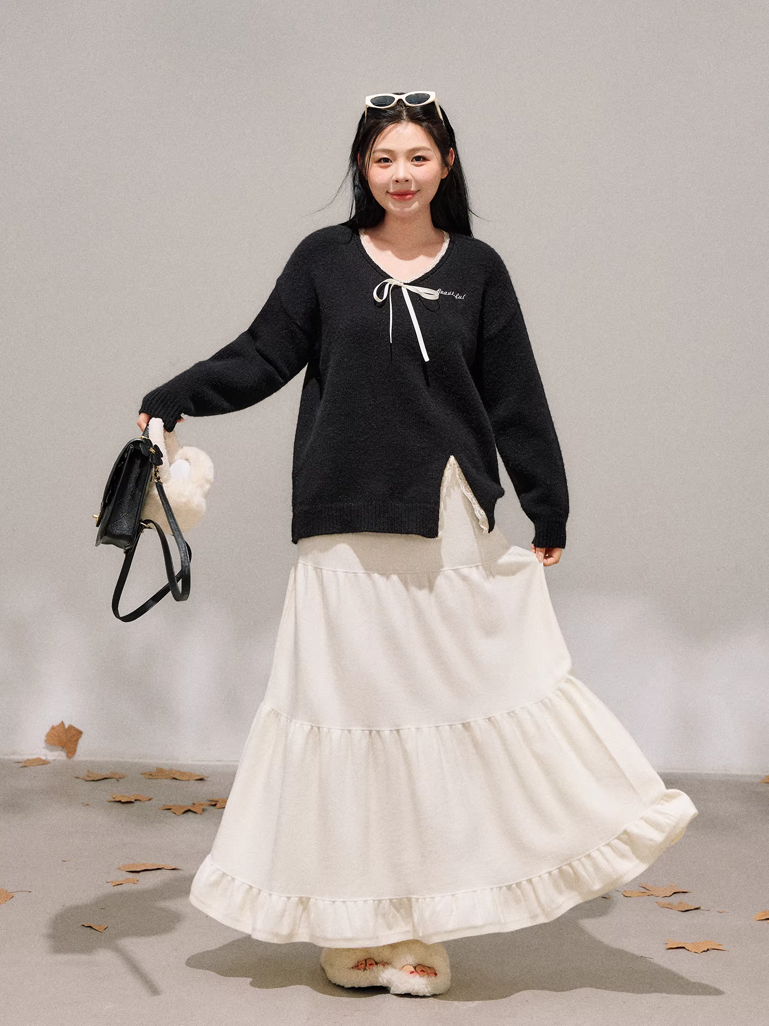 Bộ quần áo nữ cỡ lớn dành cho người lớn, kiểu Hàn Quốc, áo len đen cổ ren tôn dáng và chân váy trắng lưng cao.