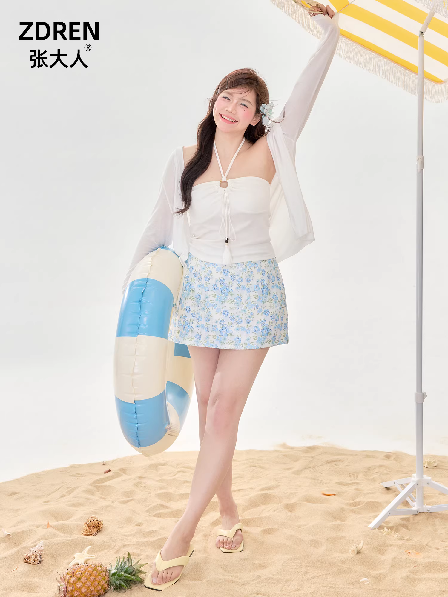 Quần áo nữ cỡ lớn dành cho người lớn, bộ đồ đi biển tạo dáng thon gọn với thiết kế tinh tế, váy hoa ngắn kiểu dây.