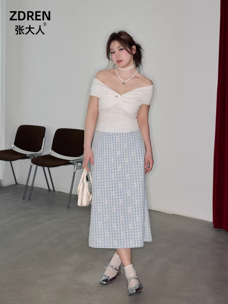 Bộ quần áo nữ cỡ lớn dành cho người lớn, áo thun ngắn tay màu trắng trễ vai độc đáo, tôn dáng mùa hè và chân váy màu xanh.