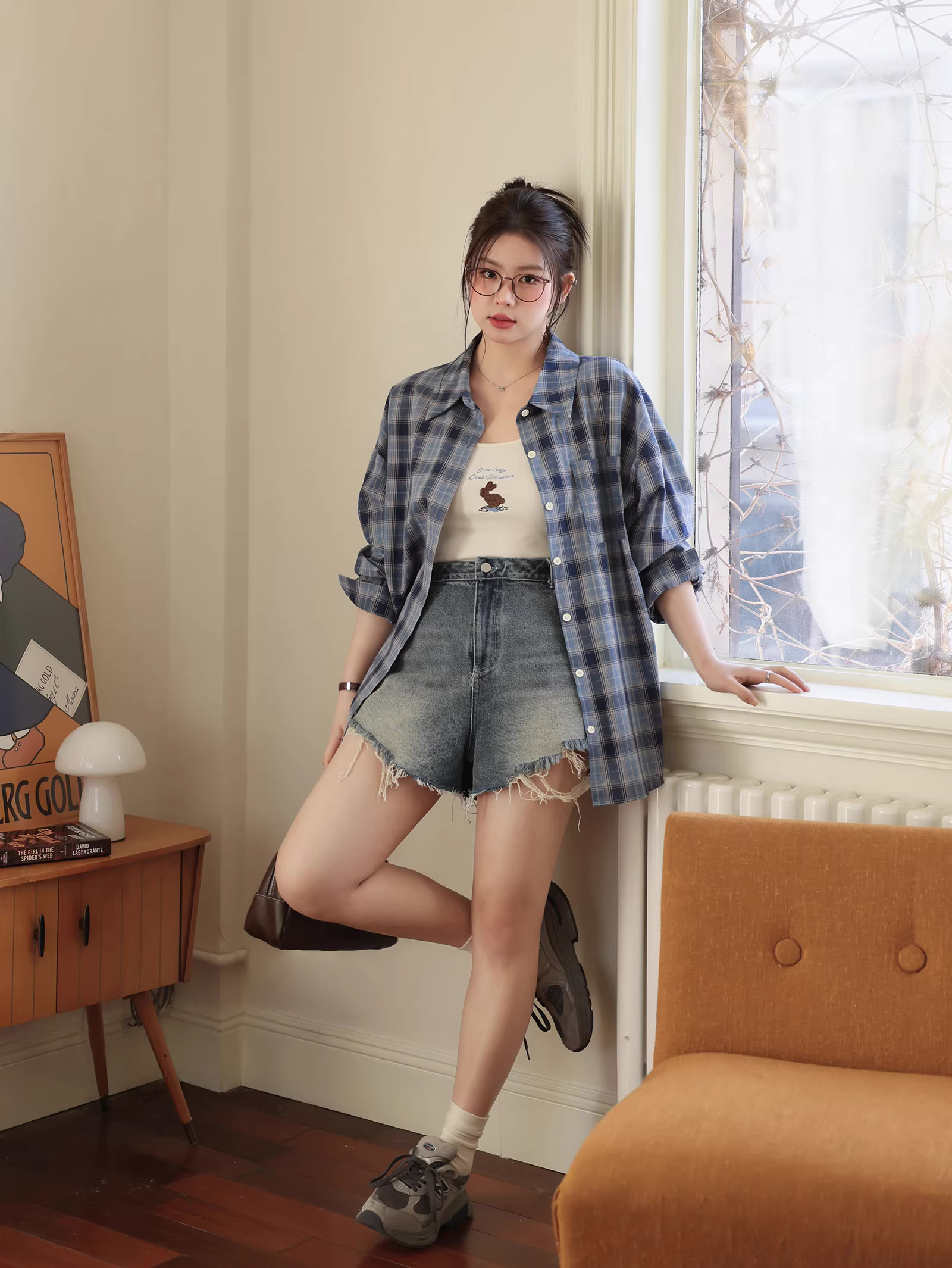 Bộ thời trang mùa xuân cho nữ cỡ lớn, gồm áo sơ mi kẻ xanh chống nắng tôn dáng và quần short denim.