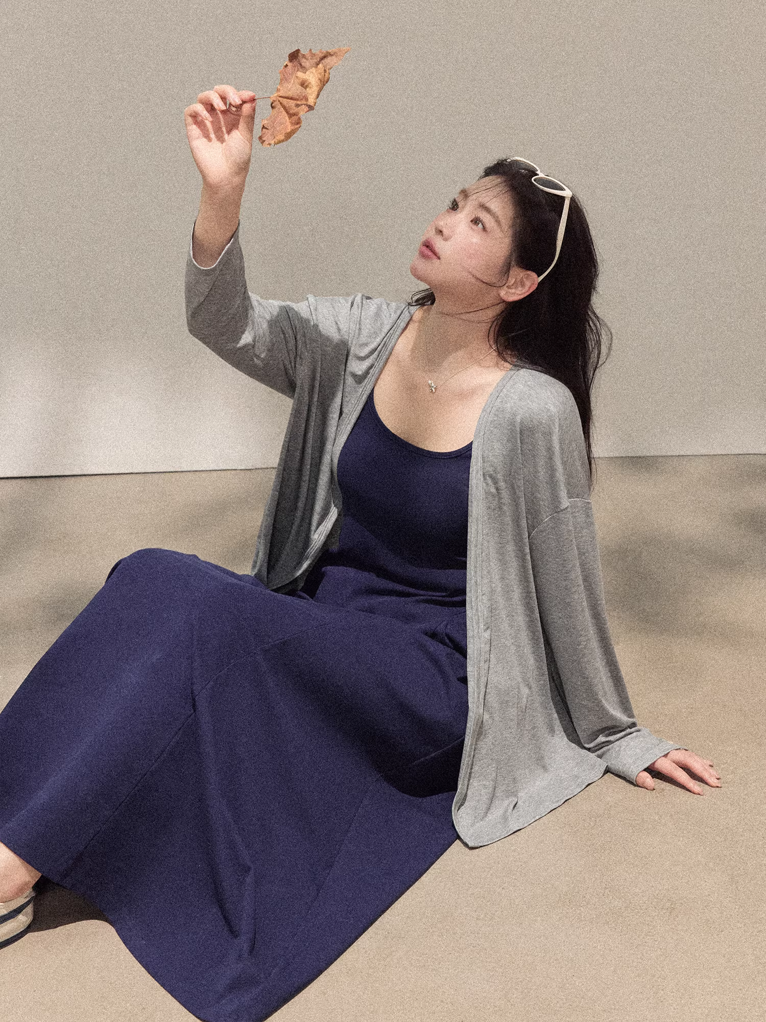 Quần áo nữ cỡ lớn cho mùa thu: đầm dài dây spaghetti màu phối, dáng ôm, đơn giản, kèm áo cardigan.