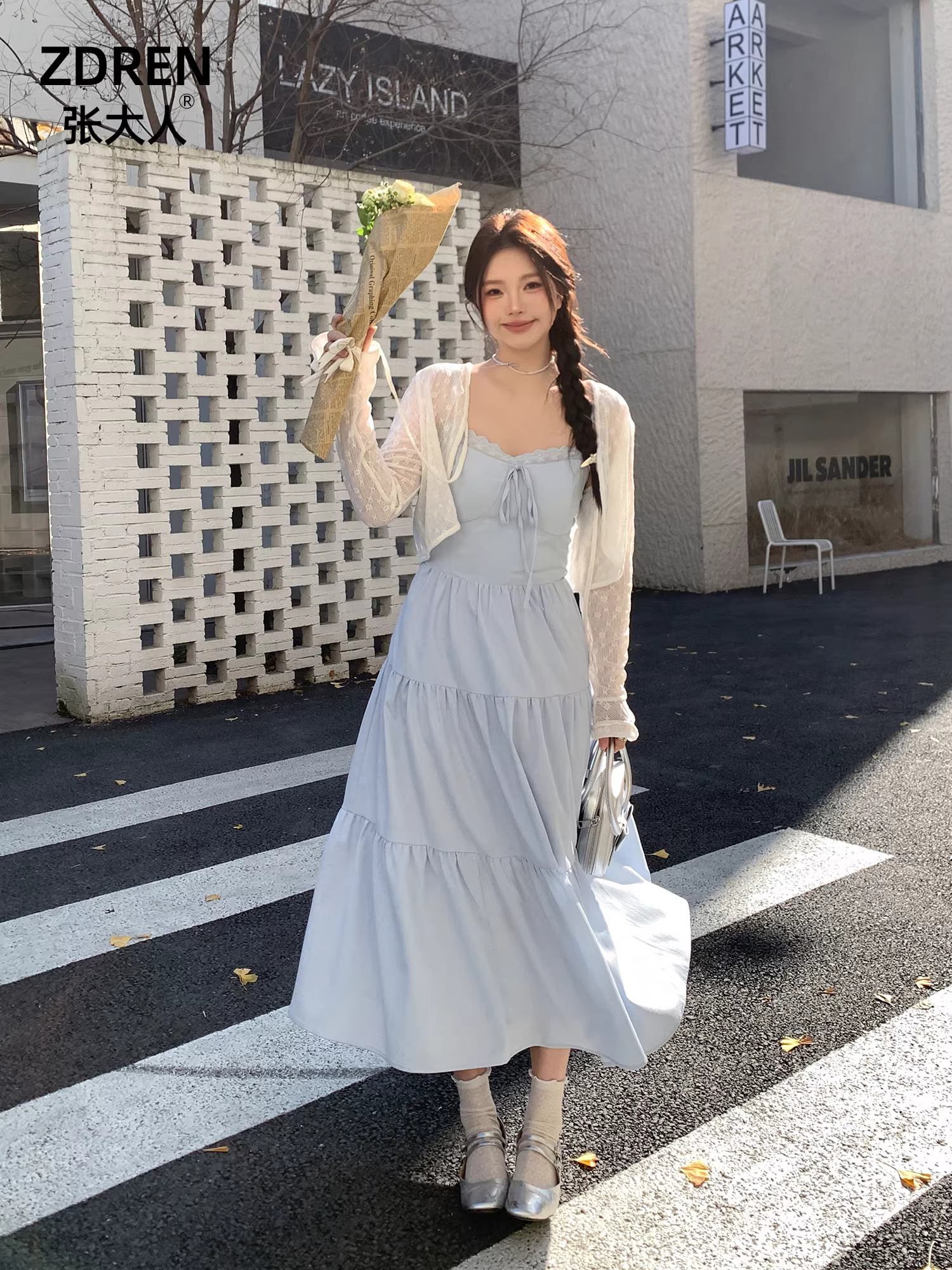 Quần áo nữ cỡ lớn phong cách đầu thu của Zhang Daren, váy giảm béo cho những cô gái mũm mĩm, váy dây màu xanh nhạt phong cách nhẹ nhàng kiểu Pháp.