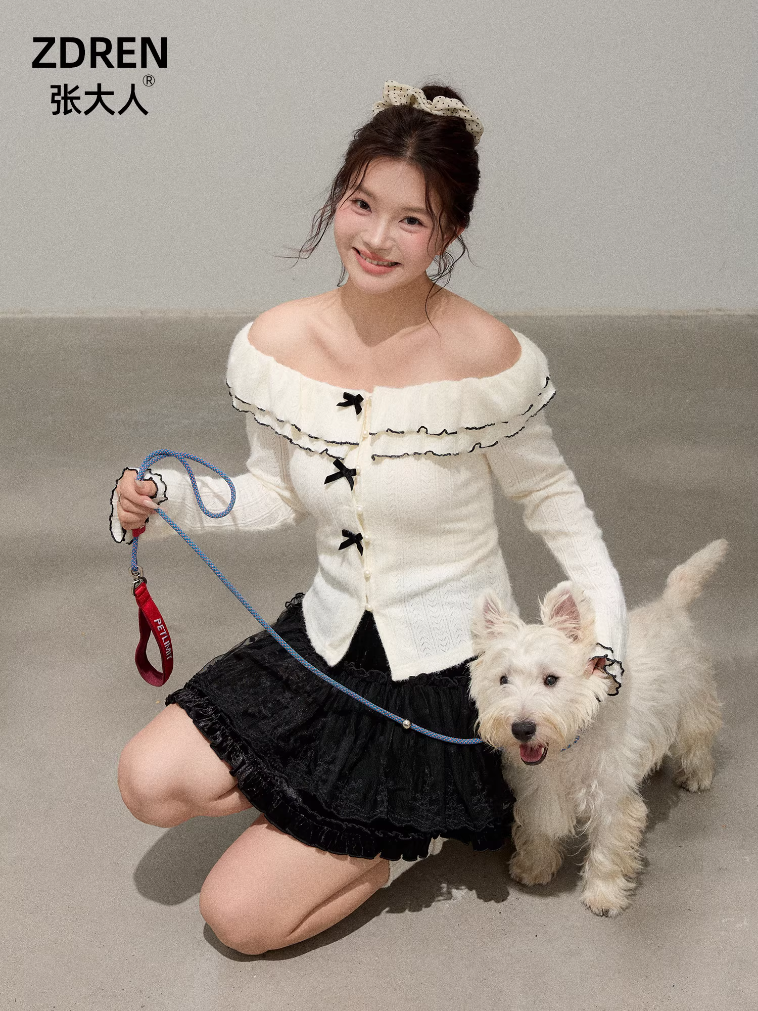 Quần áo nữ cỡ lớn dành cho người lớn, trang phục kiểu dáng thon gọn và ngọt ngào theo phong cách dopamine với áo len trễ vai phối ren và bộ chân váy.