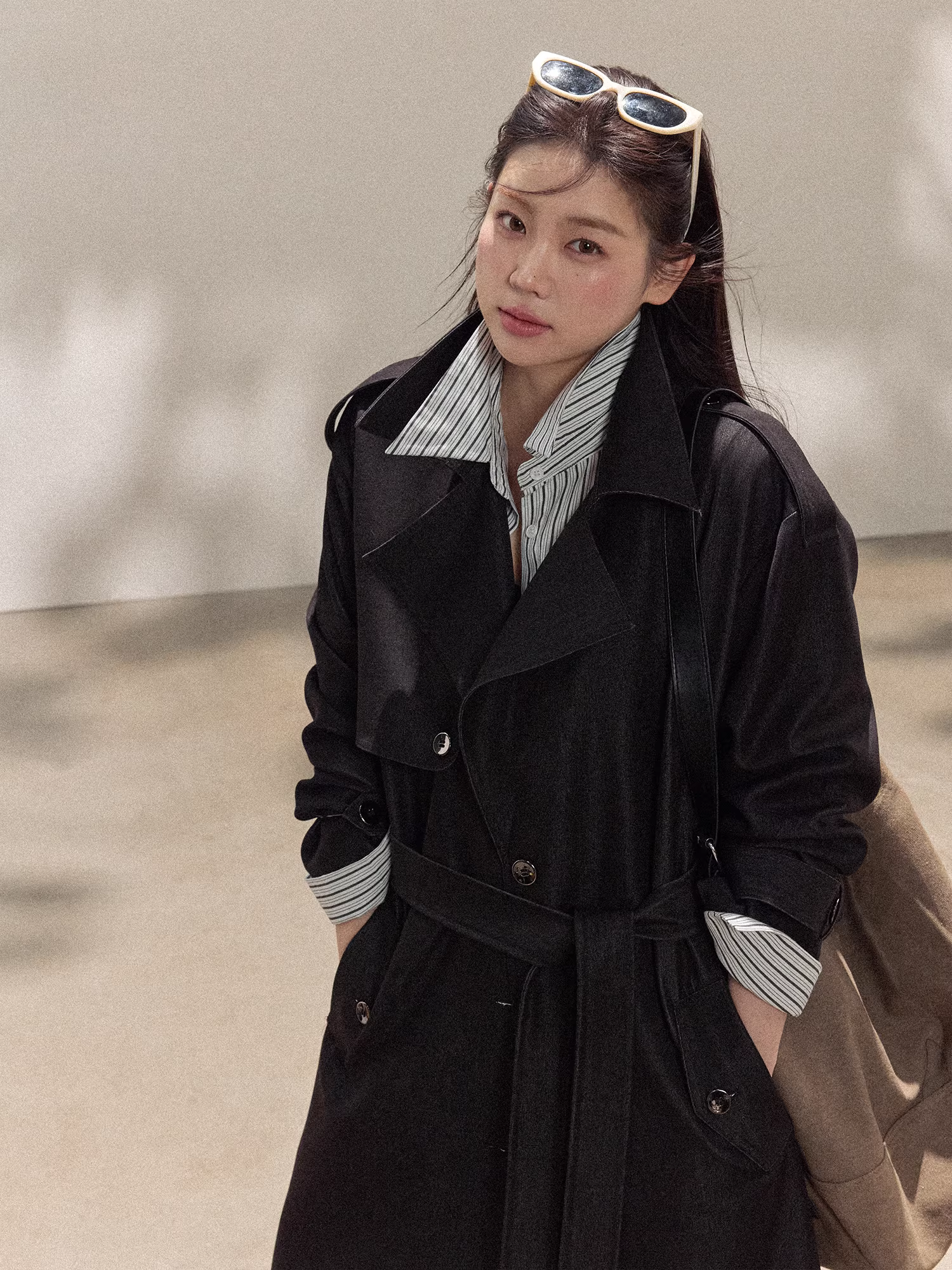 Quần áo nữ cỡ lớn dành cho người lớn, áo khoác măng tô dáng dài màu đen, rất thời trang và kiểu dáng Hàn Quốc dành cho nữ.