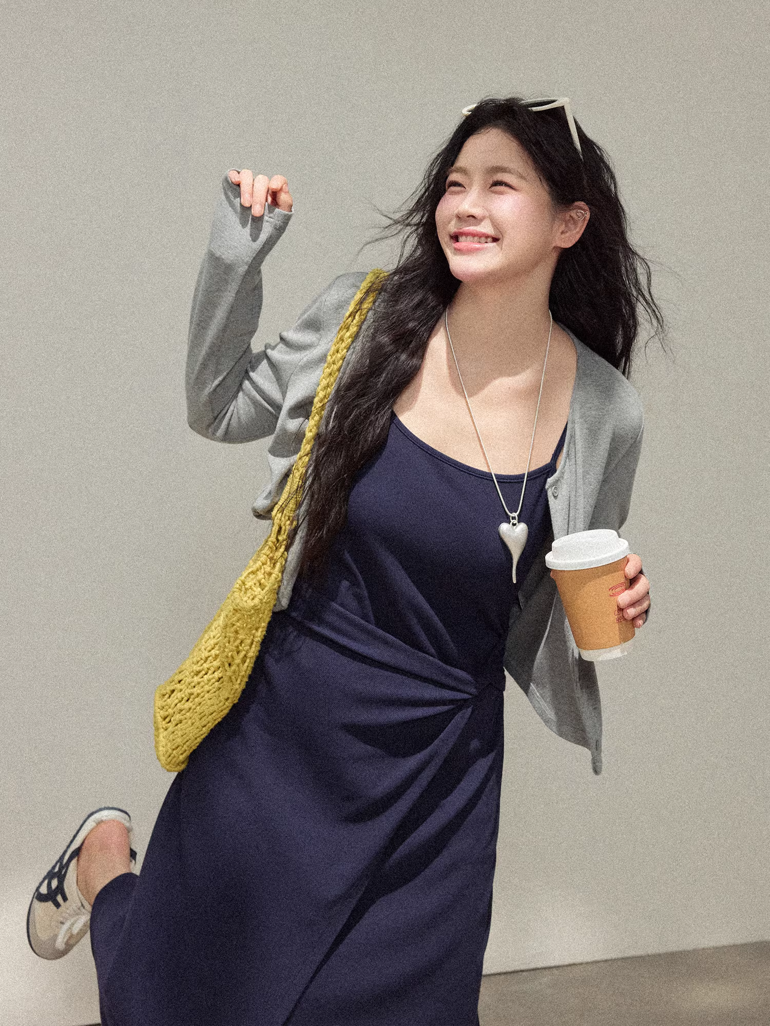 Bộ đầm dây màu xanh navy cao cấp, kiểu dáng đơn giản và thanh lịch dành cho phụ nữ cỡ lớn.