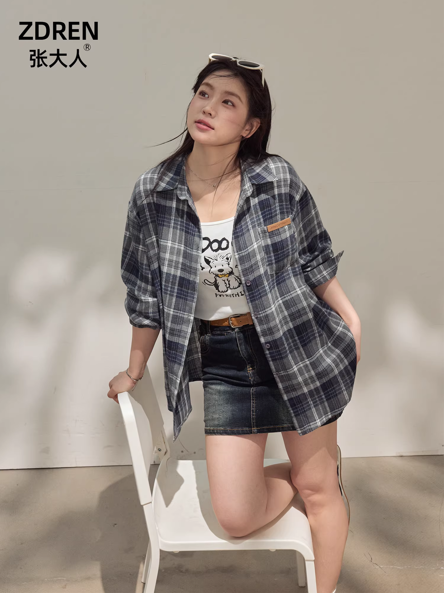 Quần áo nữ cỡ lớn dành cho những cô nàng hơi mũm mĩm, bộ áo sơ mi họa tiết cổ điển và chân váy denim giúp bạn trông thon gọn hơn.