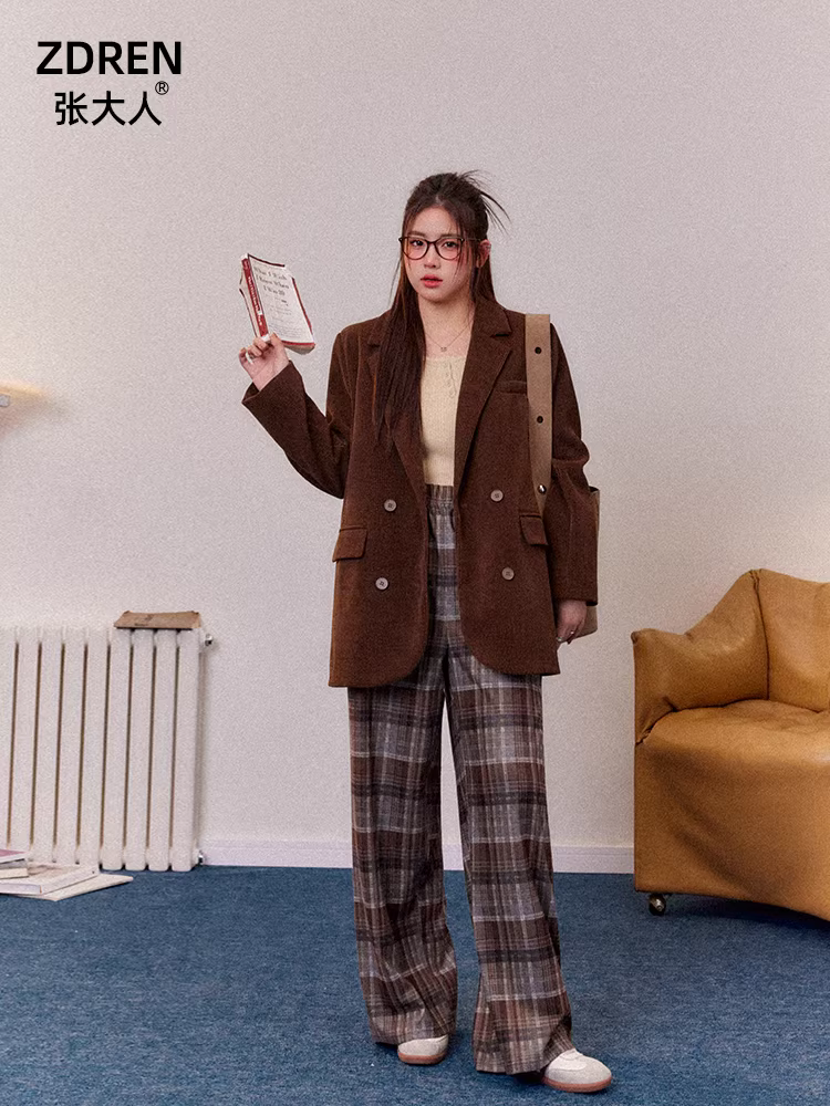 Bộ đồ nữ cỡ lớn kiểu retro, quần ống rộng kẻ ca rô màu nâu, áo khoác blazer chất liệu corduroy dành cho nữ