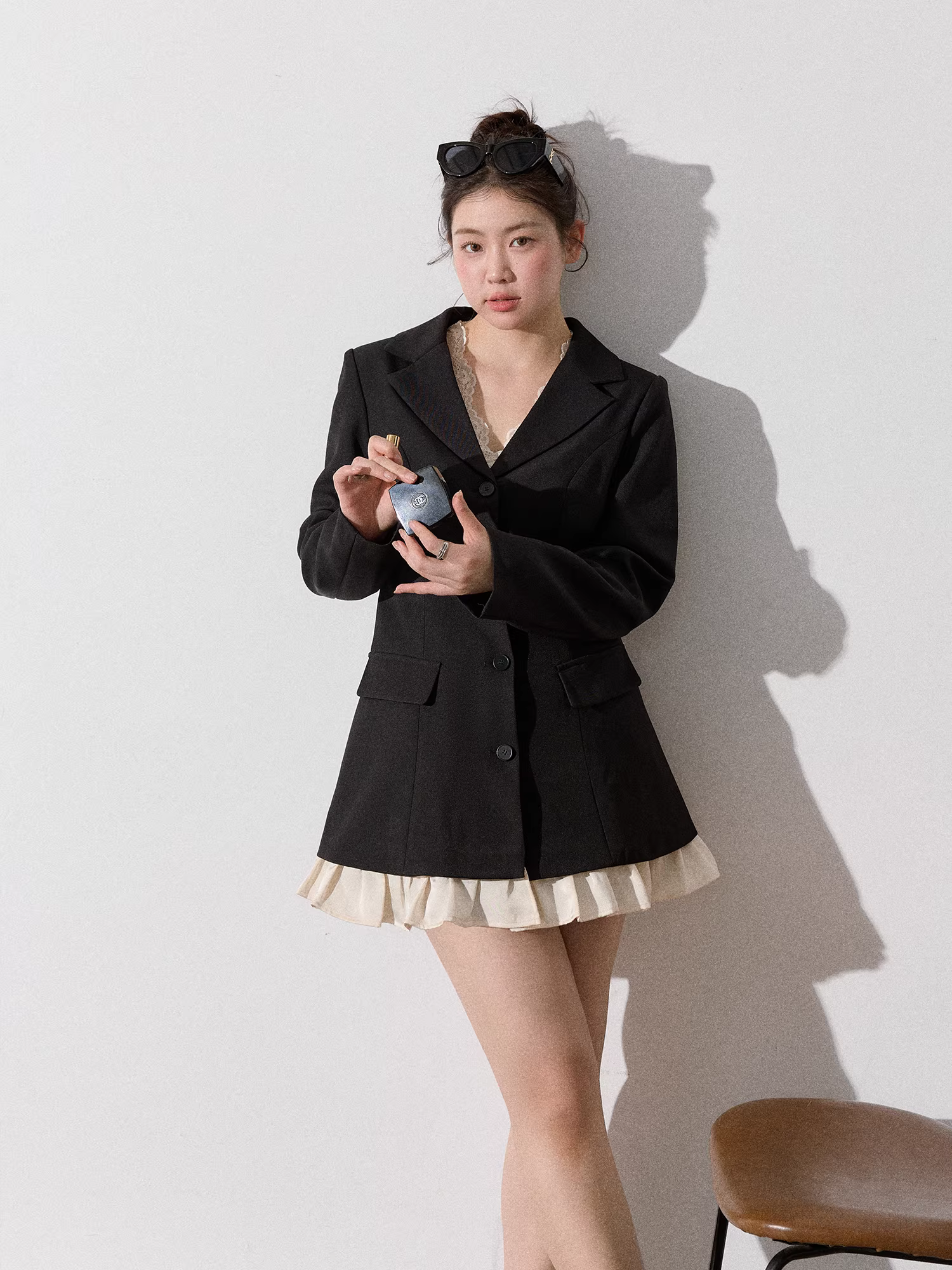 Bộ trang phục nữ cỡ lớn dành cho người lớn, áo blazer dáng ôm eo, màu mơ đào, kèm chân váy ren.