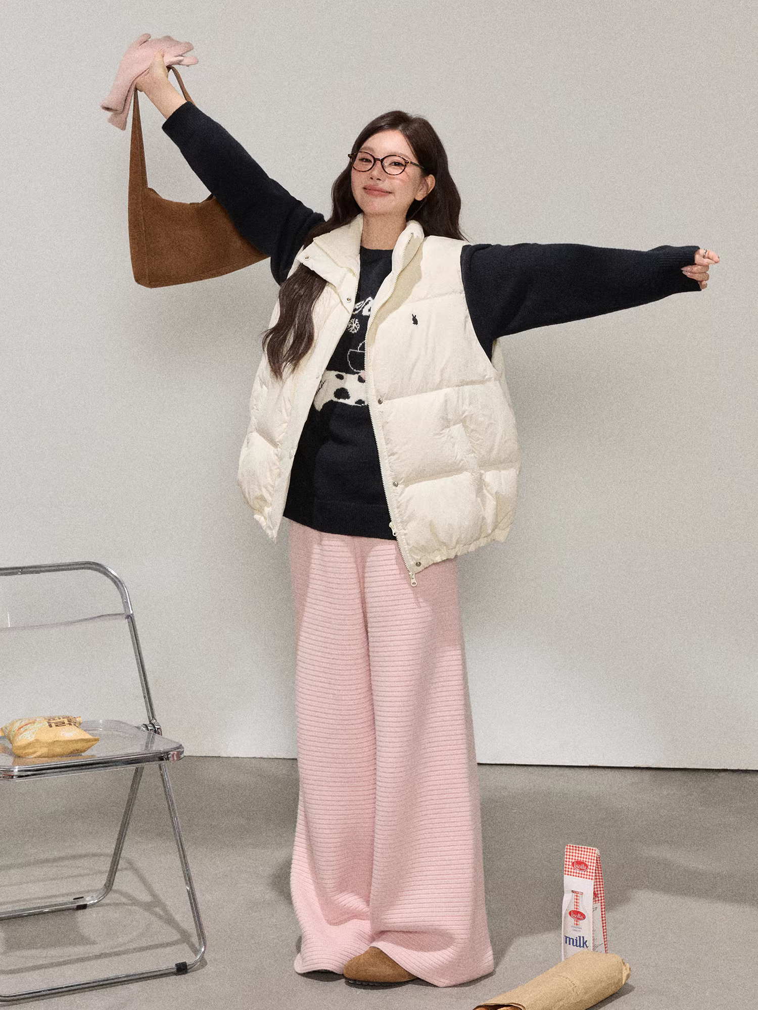 Bộ quần áo nữ cỡ lớn dành cho người lớn, kiểu dáng Hàn Quốc, áo len đen cổ tròn dáng rộng tôn dáng và quần âu lưng cao.