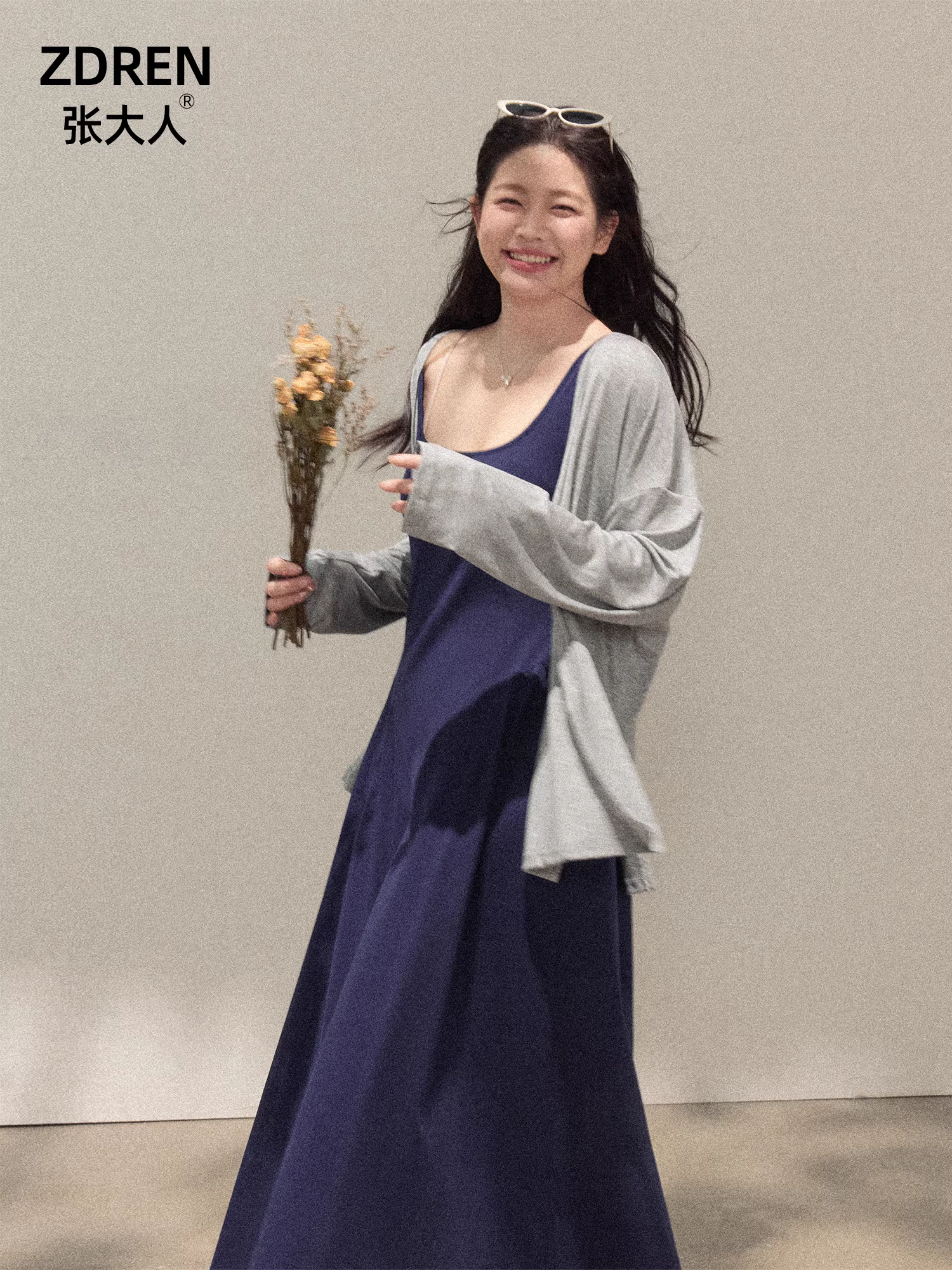 Quần áo nữ cỡ lớn cho mùa thu: đầm dài dây spaghetti màu phối, dáng ôm, đơn giản, kèm áo cardigan.