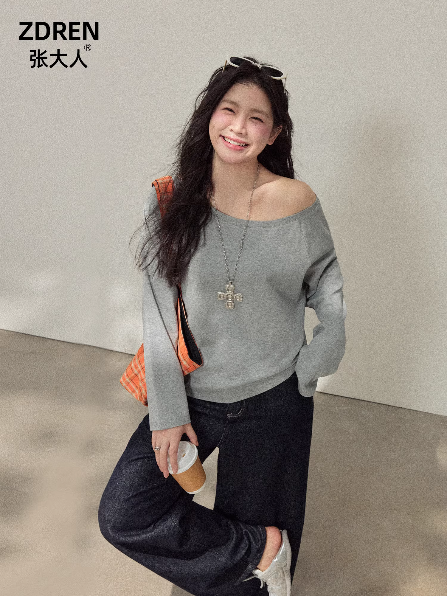 Zhang Daren quần áo cỡ lớn dành cho nữ đầu thu dành cho những cô nàng mũm mĩm, bộ đồ giảm béo, áo thun trễ vai phong cách Hàn Quốc và quần jean denim.