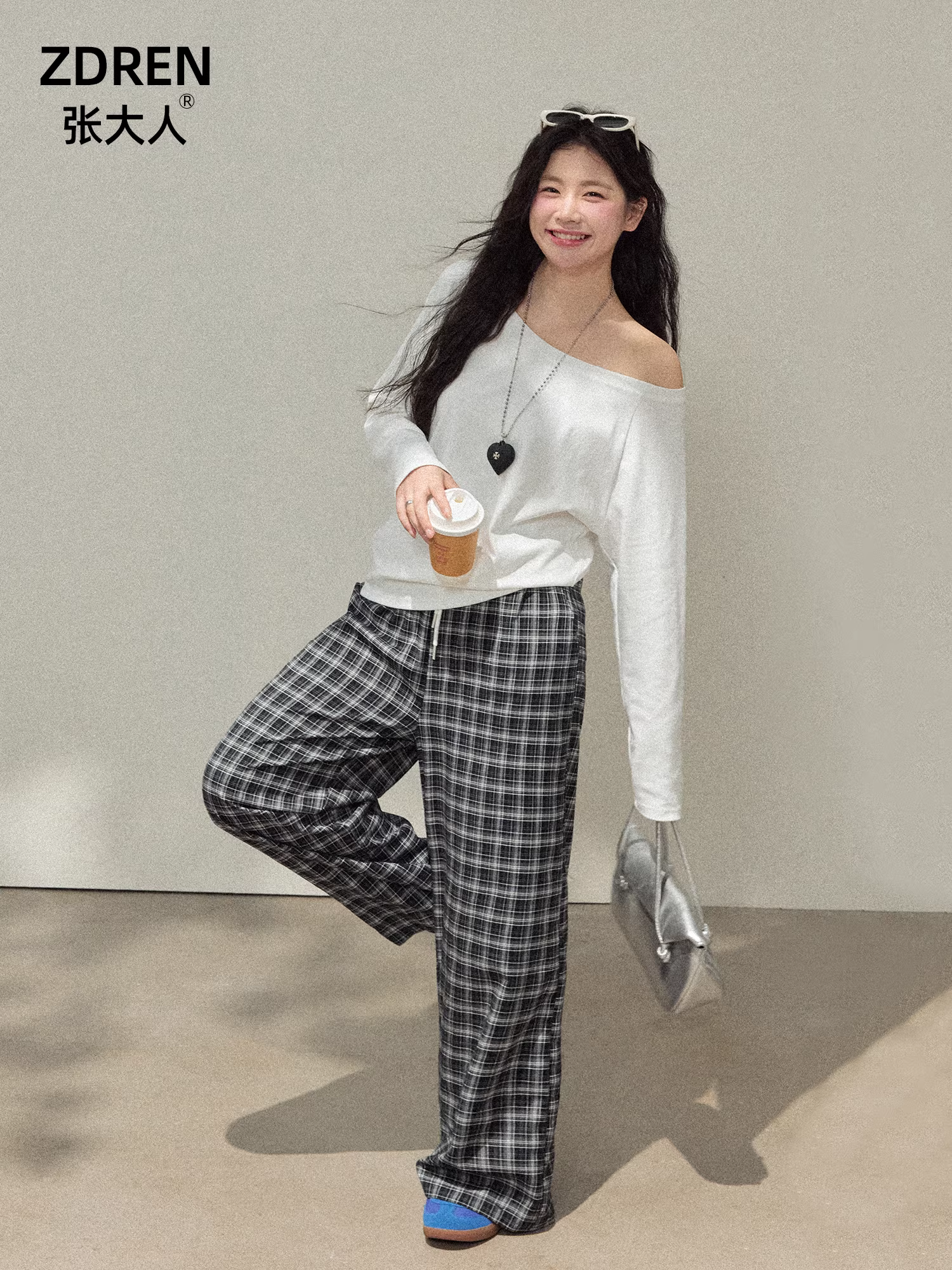 Quần áo nữ cỡ lớn dành cho người lớn, trang phục giảm béo cho các cô gái mũm mĩm, áo trễ vai màu trắng, quần kẻ sọc lười biếng kiểu BF rộng rãi.