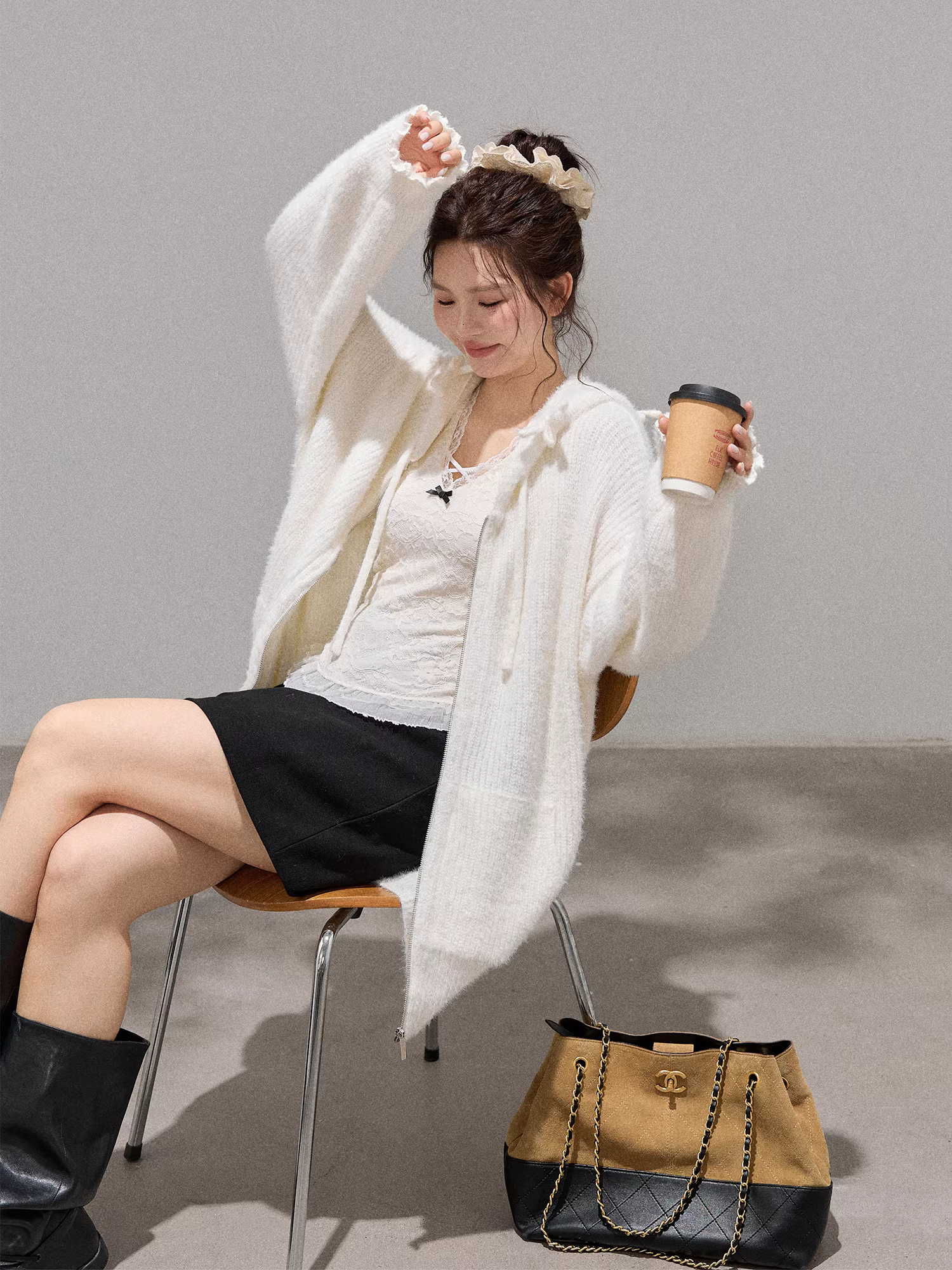 Quần áo nữ cỡ lớn dành cho người lớn, áo khoác len cổ halter kiểu Hàn Quốc giúp thon gọn và bộ chân váy đen dành cho các cô gái mũm mĩm.