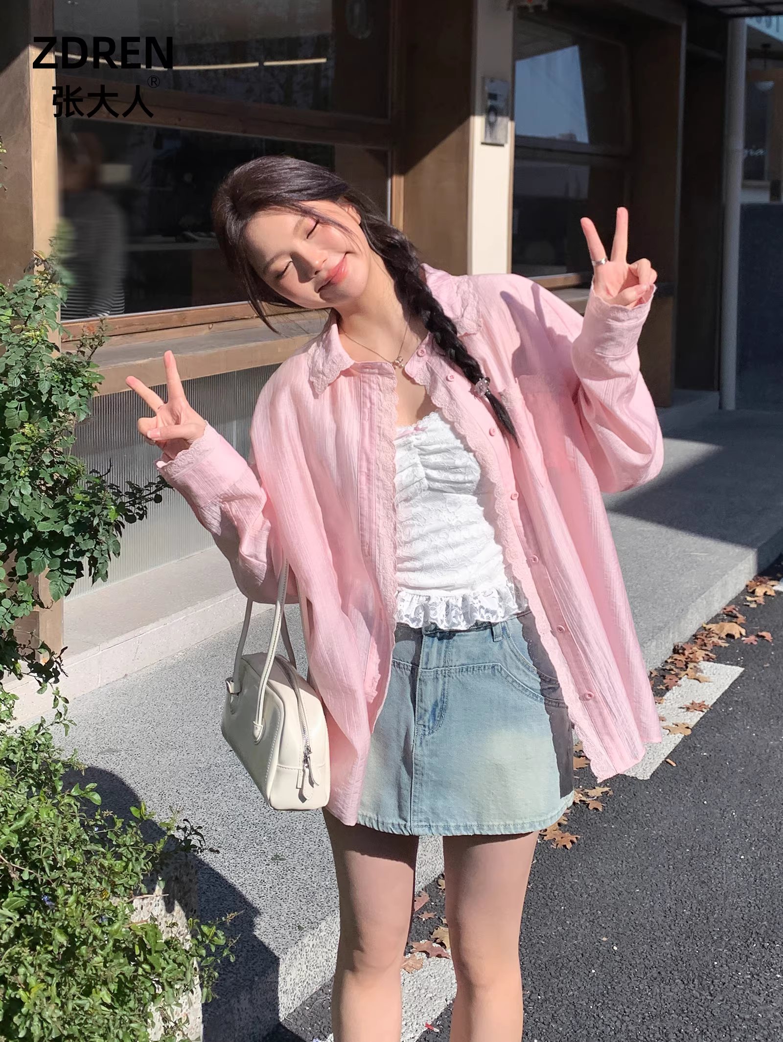 Bộ quần áo thu đông 2025 của Zhang Daren dành cho phụ nữ cỡ lớn, thiết kế tôn dáng, thanh lịch và dịu dàng, gồm áo sơ mi và chân váy jean.