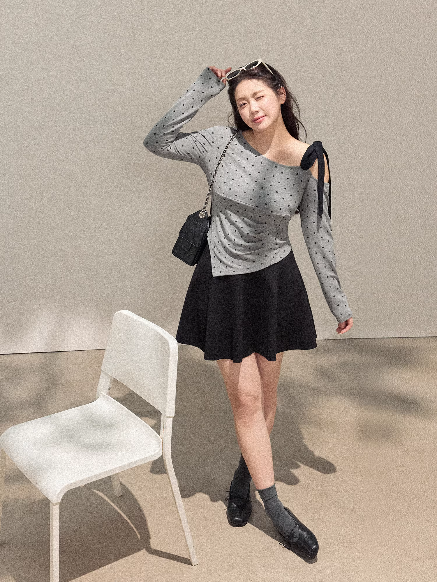 Quần áo nữ cỡ lớn mới đầu thu của Zhang Daren dành cho các cô gái mũm mĩm, bộ đồ giảm béo với áo trễ vai chấm bi và chân váy xếp ly lưng cao.