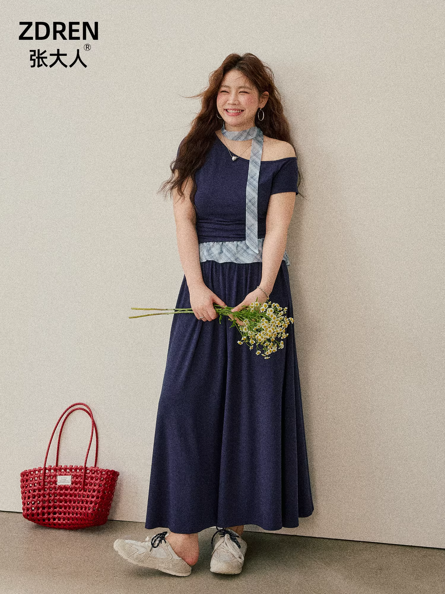 Quần áo nữ cỡ lớn dành cho người lớn, trang phục thon gọn cho phụ nữ hơi mũm mĩm, phong cách tối giản, thiết kế độc đáo, bộ áo và váy màu xanh hải quân.