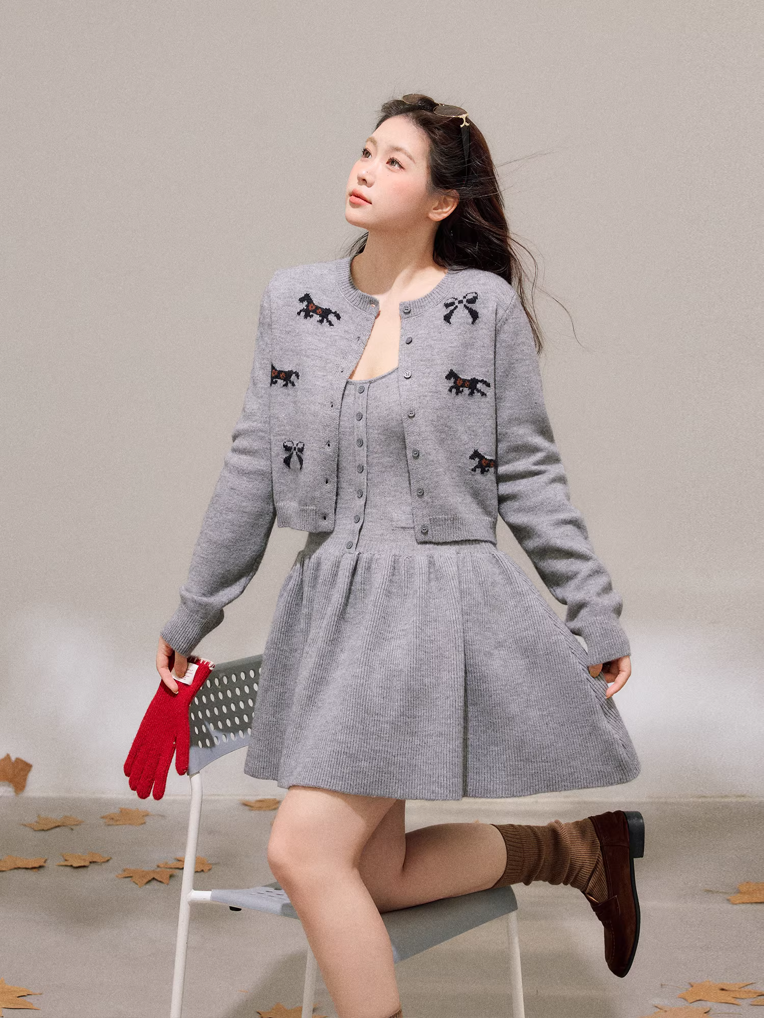 Bộ đầm liền thân dệt kim màu xám nhạt kiểu Pháp, cổ halter, dáng ôm, mùa đông, dành cho phụ nữ cỡ lớn.