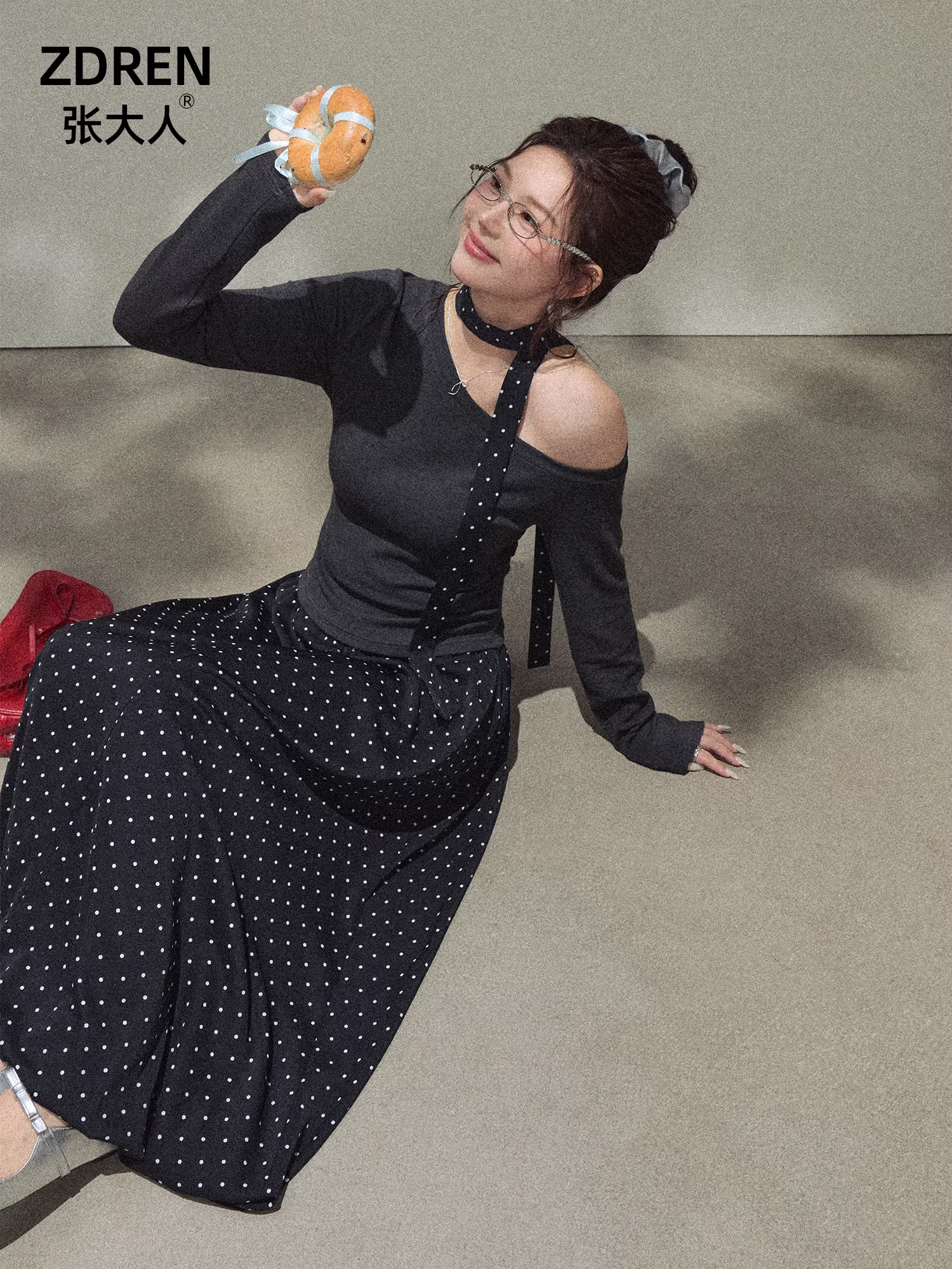 Bộ trang phục nữ cỡ lớn dành cho người lớn, áo len dáng ôm kiểu Pháp trễ vai phối chân váy chấm bi đen.