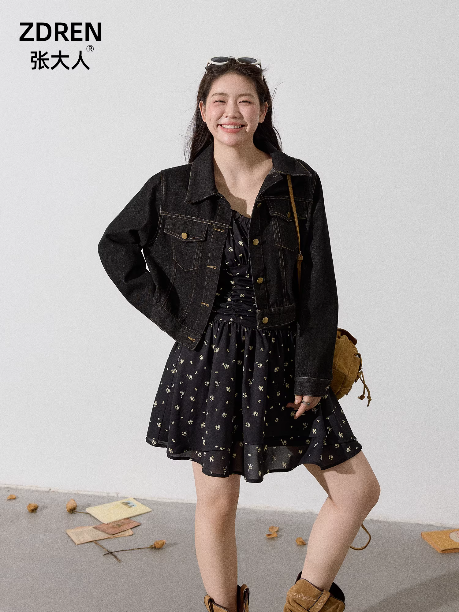 Quần áo nữ cỡ lớn dành cho người lớn, trang phục thon gọn cho người có thân hình hình quả táo, áo khoác denim và váy hoa.