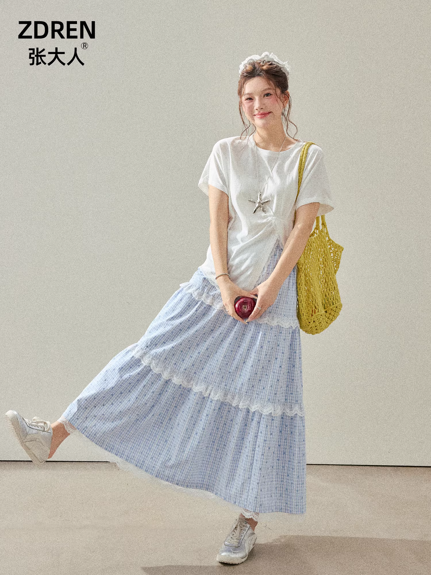 Trang phục phong cách thoải mái và sành điệu của Zhang Daren: Quần áo nữ cỡ lớn dành cho người hơi mũm mĩm, bộ trang phục tôn dáng với áo thun xẻ tà và chân váy kẻ sọc.