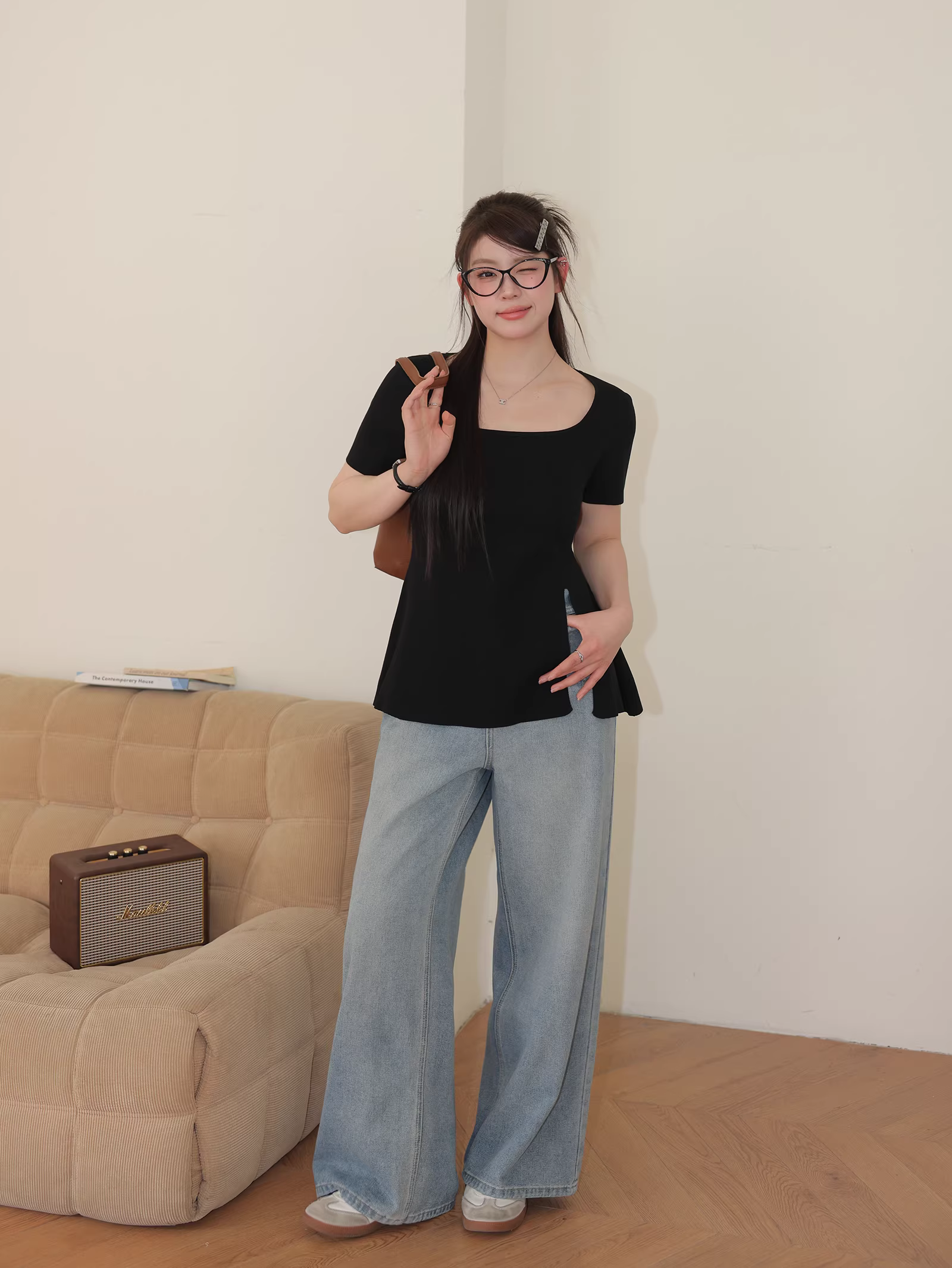 Quần áo nữ cỡ lớn dành cho người lớn, áo thun đen ôm sát có xẻ tà cho mùa hè, che bụng và giúp bạn trông thon gọn hơn.