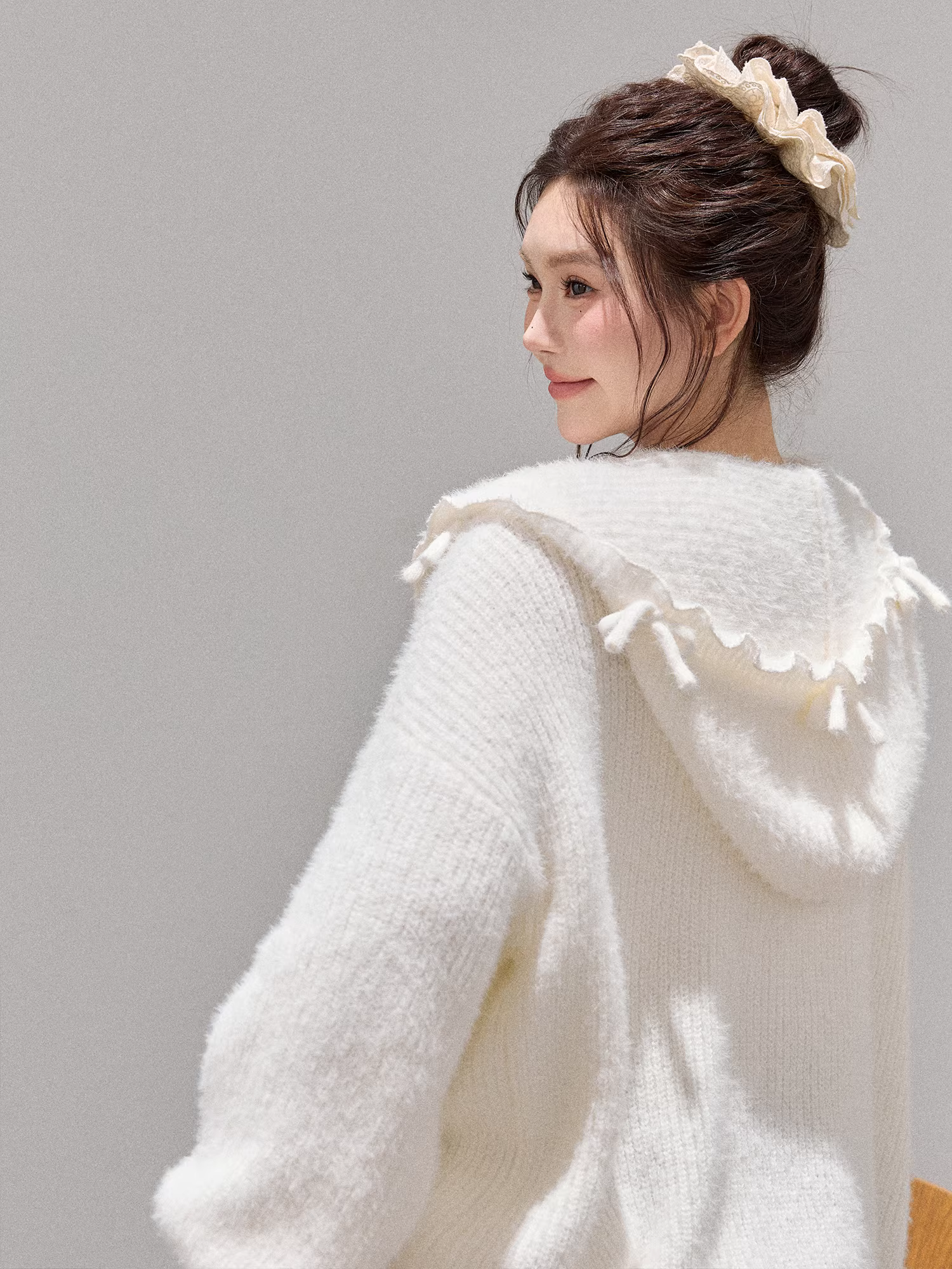 Quần áo nữ cỡ lớn dành cho người lớn, áo khoác len cổ halter kiểu Hàn Quốc giúp thon gọn và bộ chân váy đen dành cho các cô gái mũm mĩm.