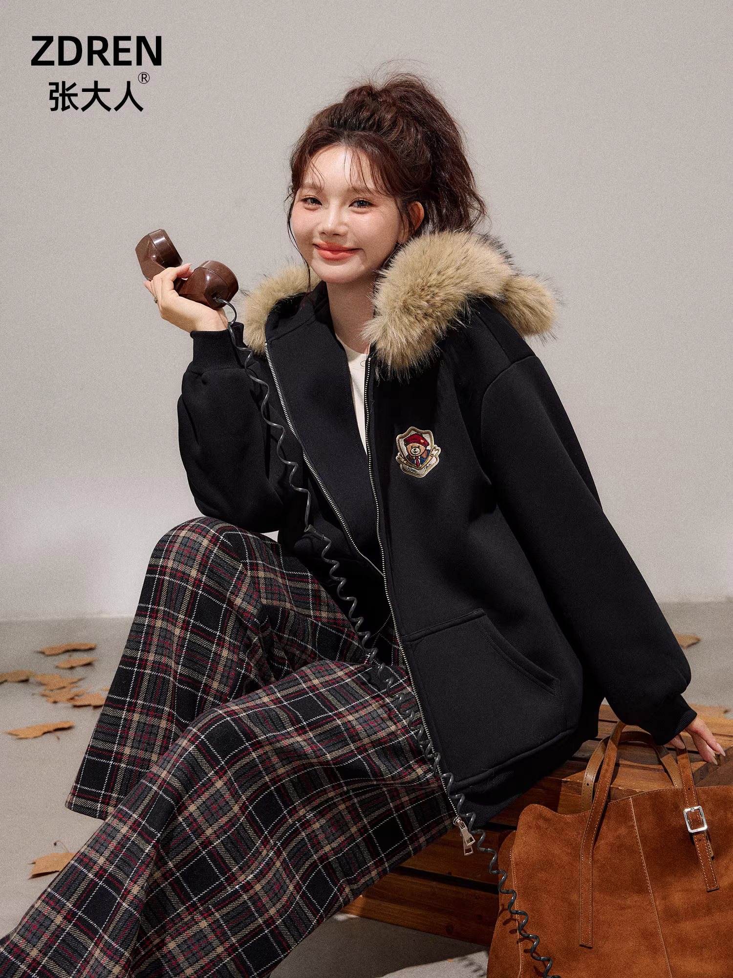 Bộ quần áo nữ cỡ lớn mới của Zhang Daren dành cho những cô gái mũm mĩm, áo khoác màu xanh đậm có cổ lông lót lông cừu giúp thon gọn và bộ quần kẻ sọc thường ngày.