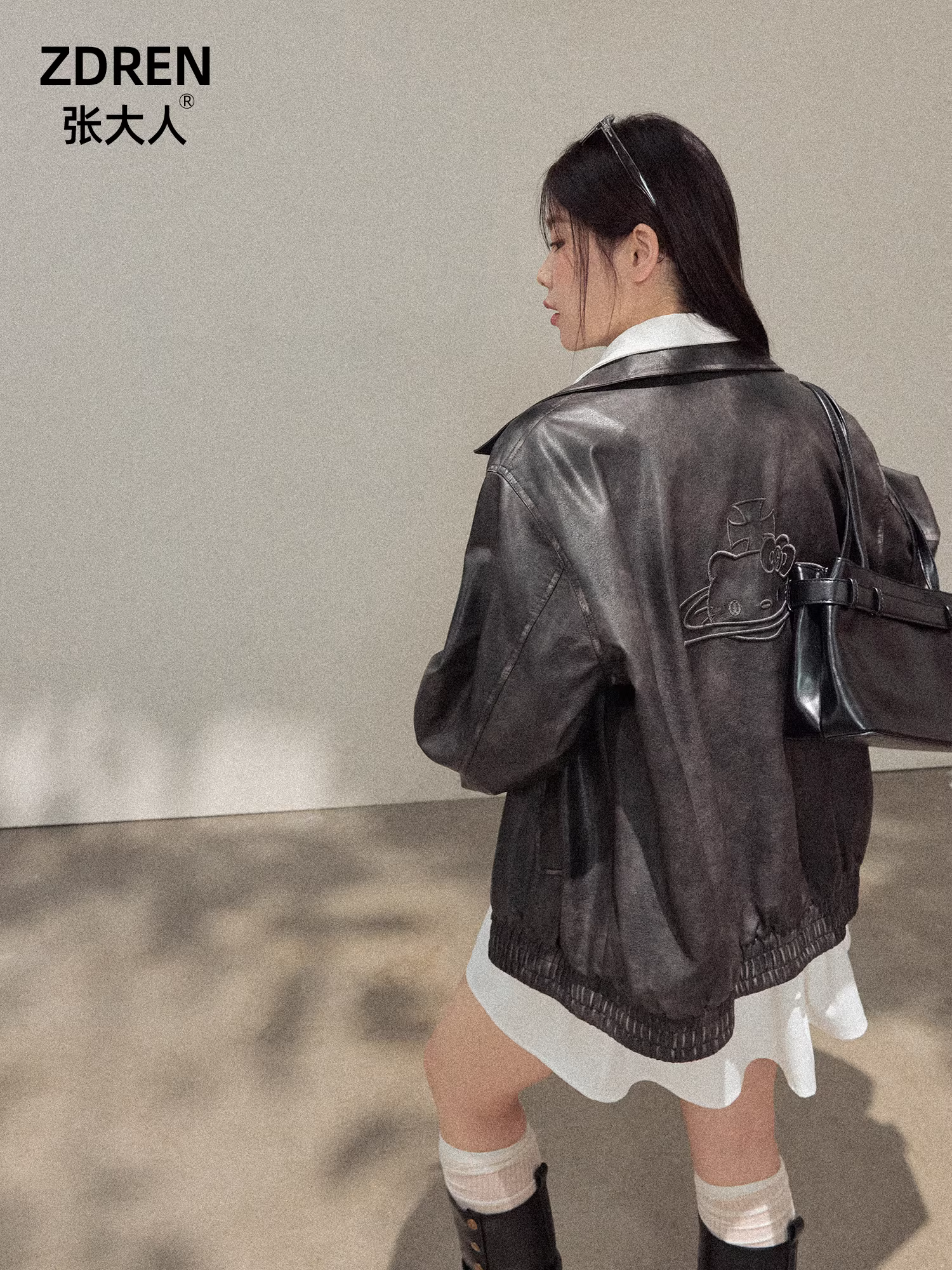 Quần áo nữ cỡ lớn dành cho người lớn, trang phục thon gọn cho các cô gái mũm mĩm, áo khoác da phong cách ngọt ngào và cá tính, áo sơ mi trắng, chân váy lưng cao.