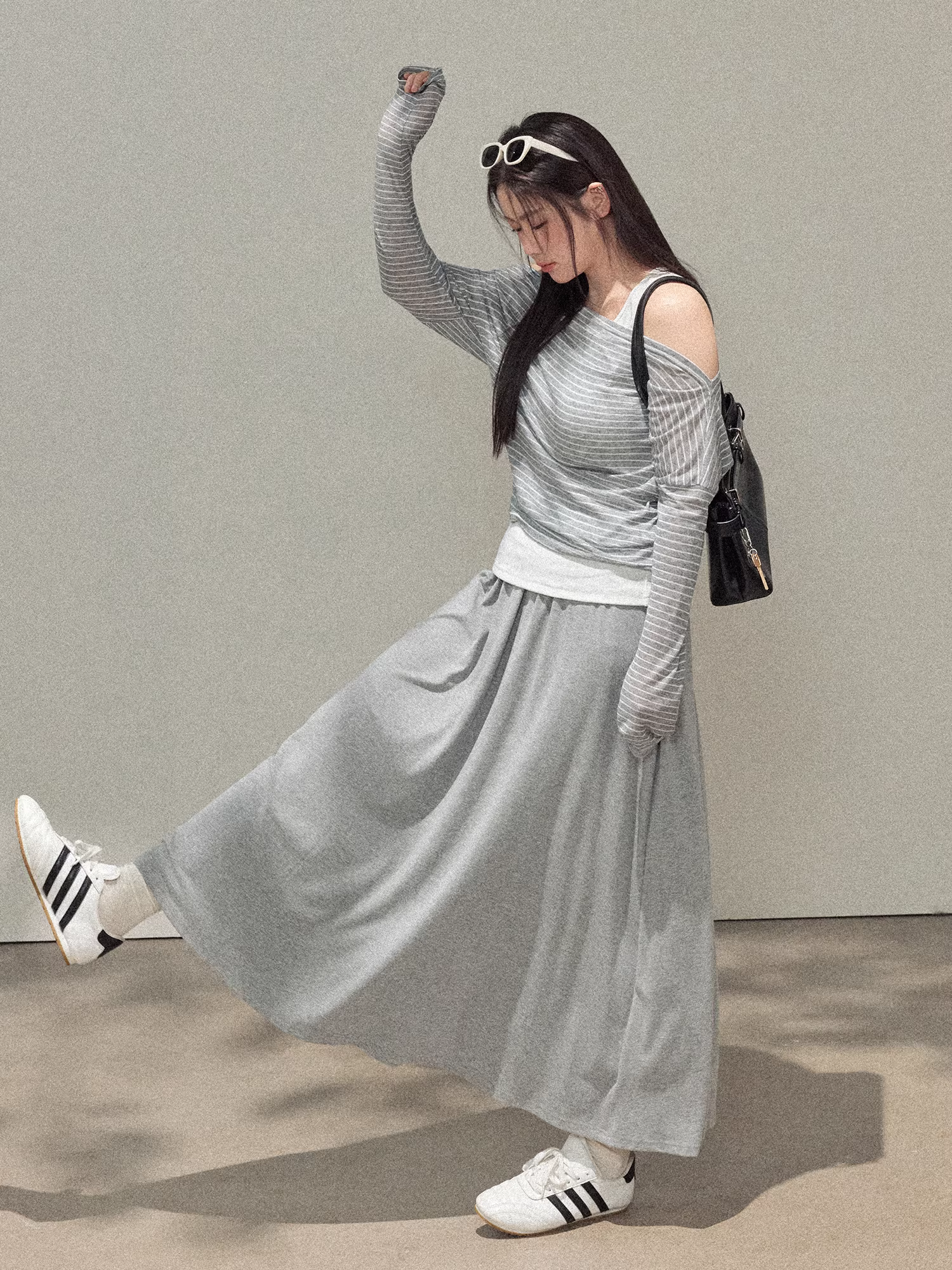 Bộ trang phục nữ cỡ lớn dành cho người lớn, áo kiểu Hàn Quốc đơn giản, giản dị, sọc kẻ và chân váy màu xám, thiết kế tôn dáng.