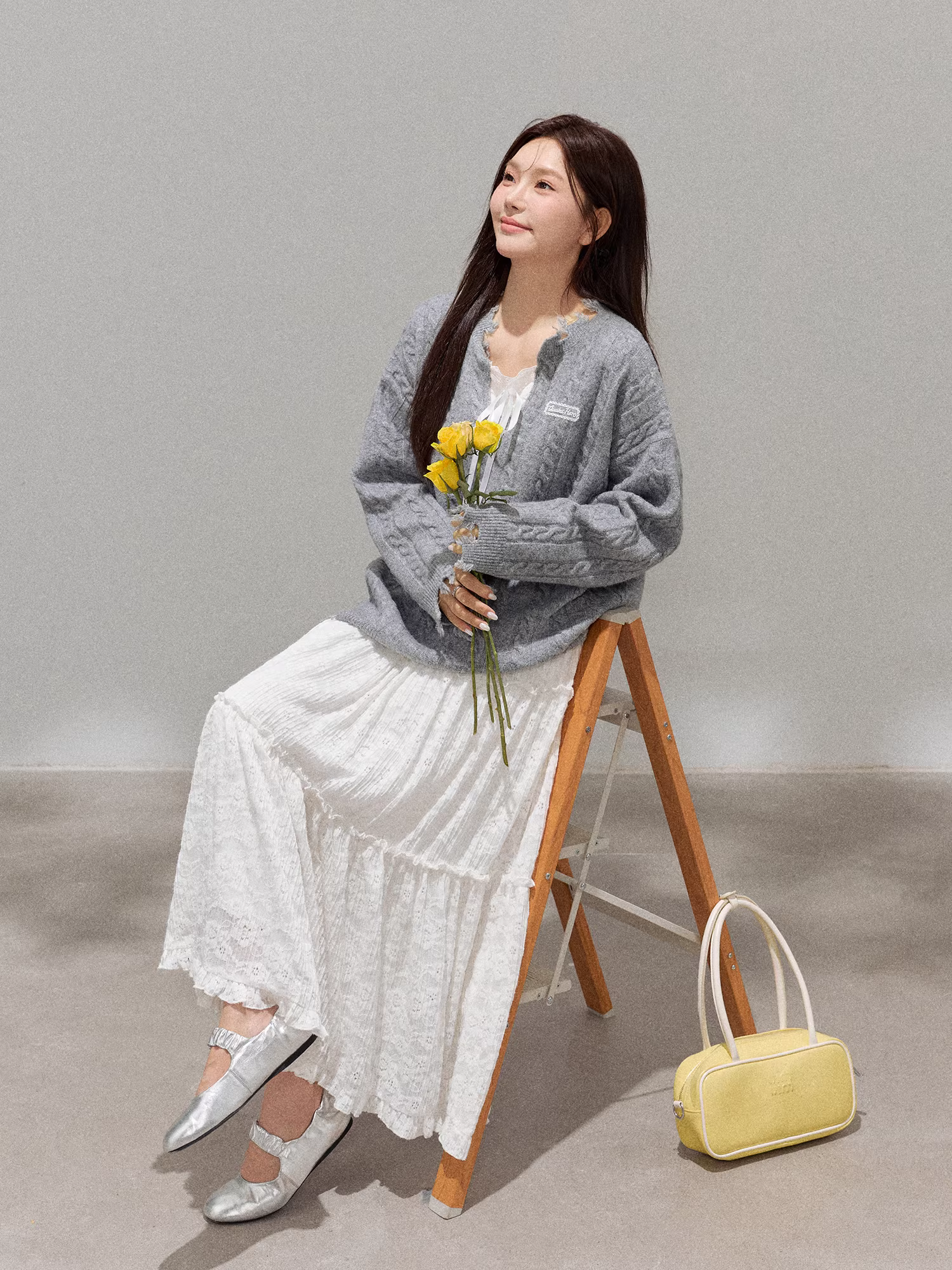 Quần áo nữ cỡ lớn dành cho người lớn, bộ áo len màu xám dáng ôm mùa thu đông với chân váy trắng kiểu ballet thanh lịch.