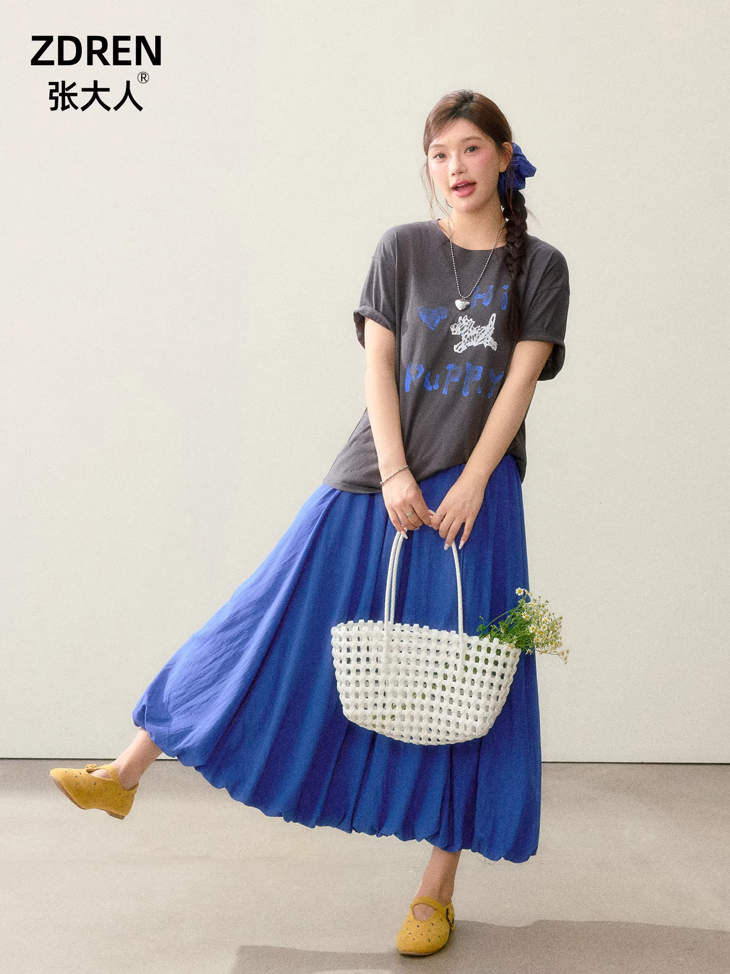 Quần áo nữ cỡ lớn dành cho người lớn, phụ nữ hơi mũm mĩm, áo thun ngắn tay màu xám dáng rộng mùa hè và bộ váy hoa màu xanh.