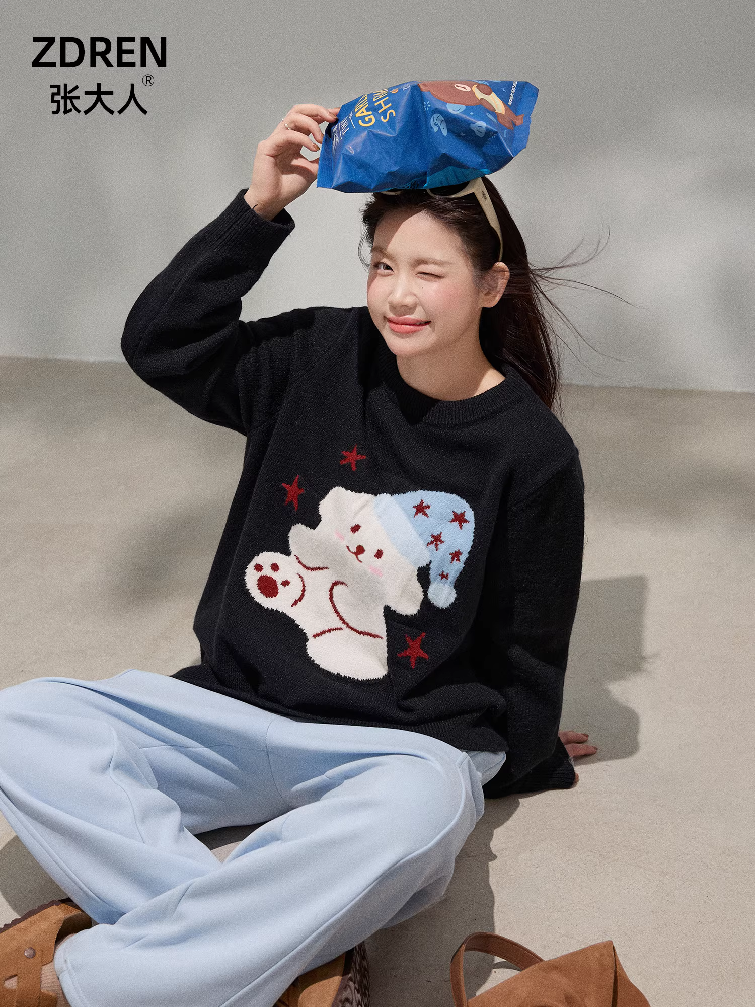 Quần áo nữ cỡ lớn dành cho người lớn, áo len cổ tròn tôn dáng với họa tiết gấu giản dị và sành điệu, bộ quần áo màu xanh lam.