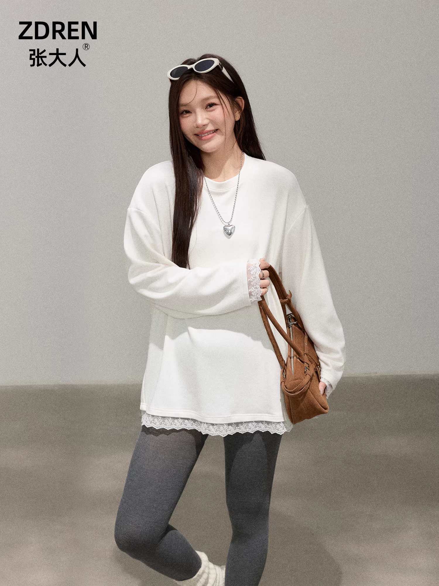 Quần áo nữ cỡ lớn dành cho các cô gái mũm mĩm, áo thun trắng dài tay phối ren giả hai mảnh, kiểu dáng thu đông, giúp thon gọn dáng người.