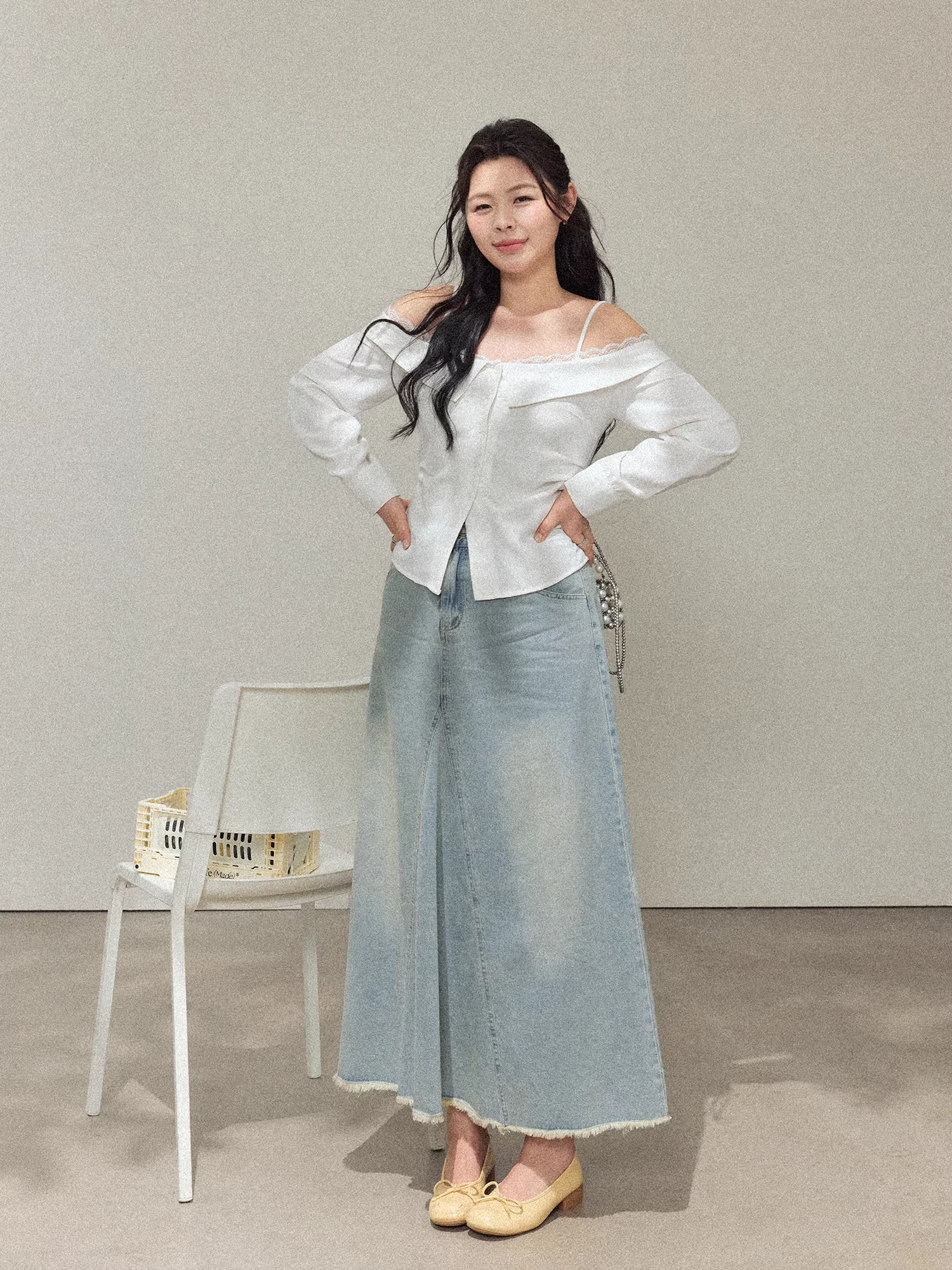 Quần áo nữ cỡ lớn dành cho người lớn, áo trắng trễ vai phối cùng chân váy denim nhẹ, trang phục tôn dáng.