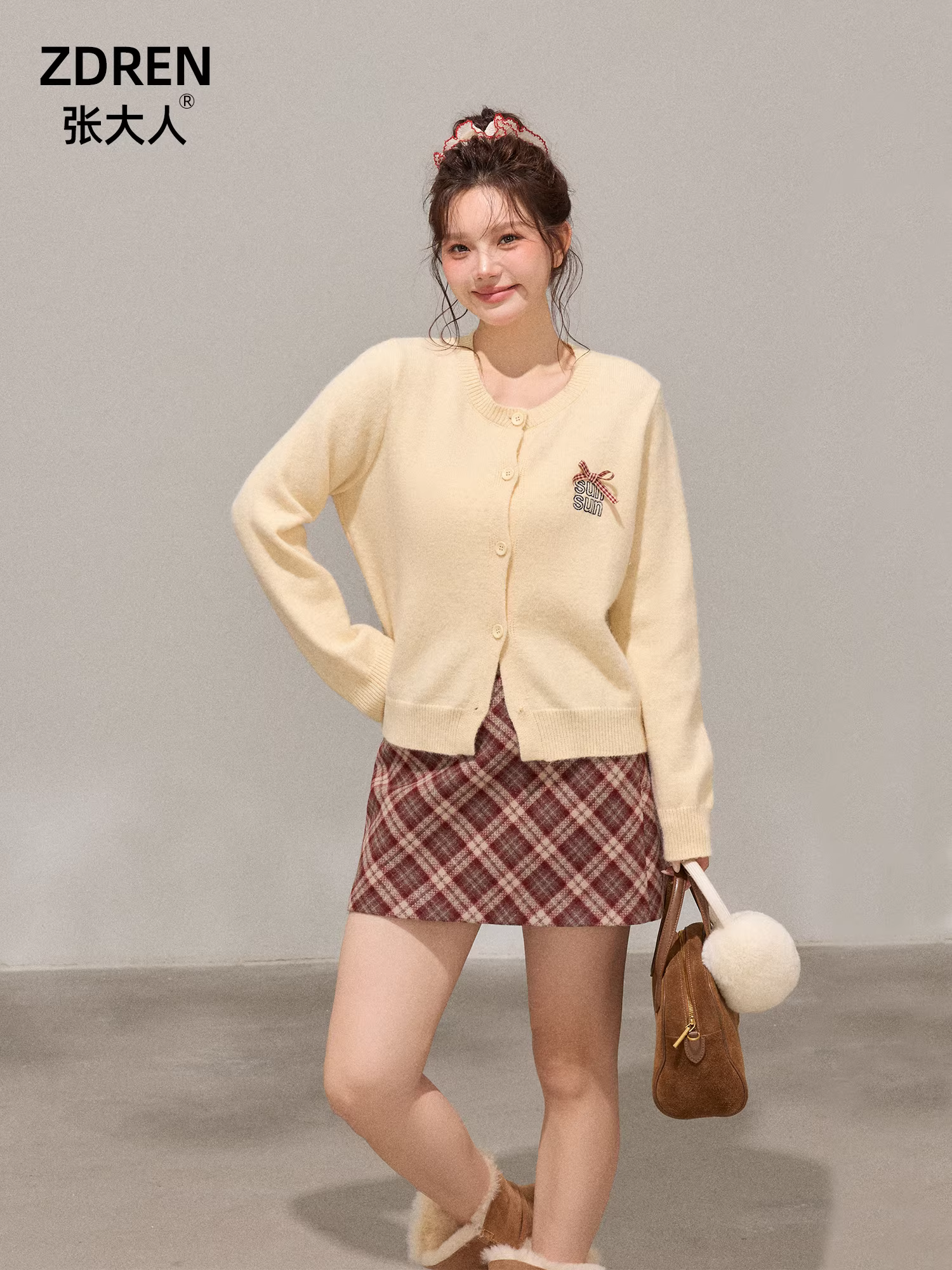 Quần áo nữ cỡ lớn dành cho người lớn, áo khoác len màu kem kiểu Hàn Quốc mới giúp thon gọn và bộ váy kẻ sọc.