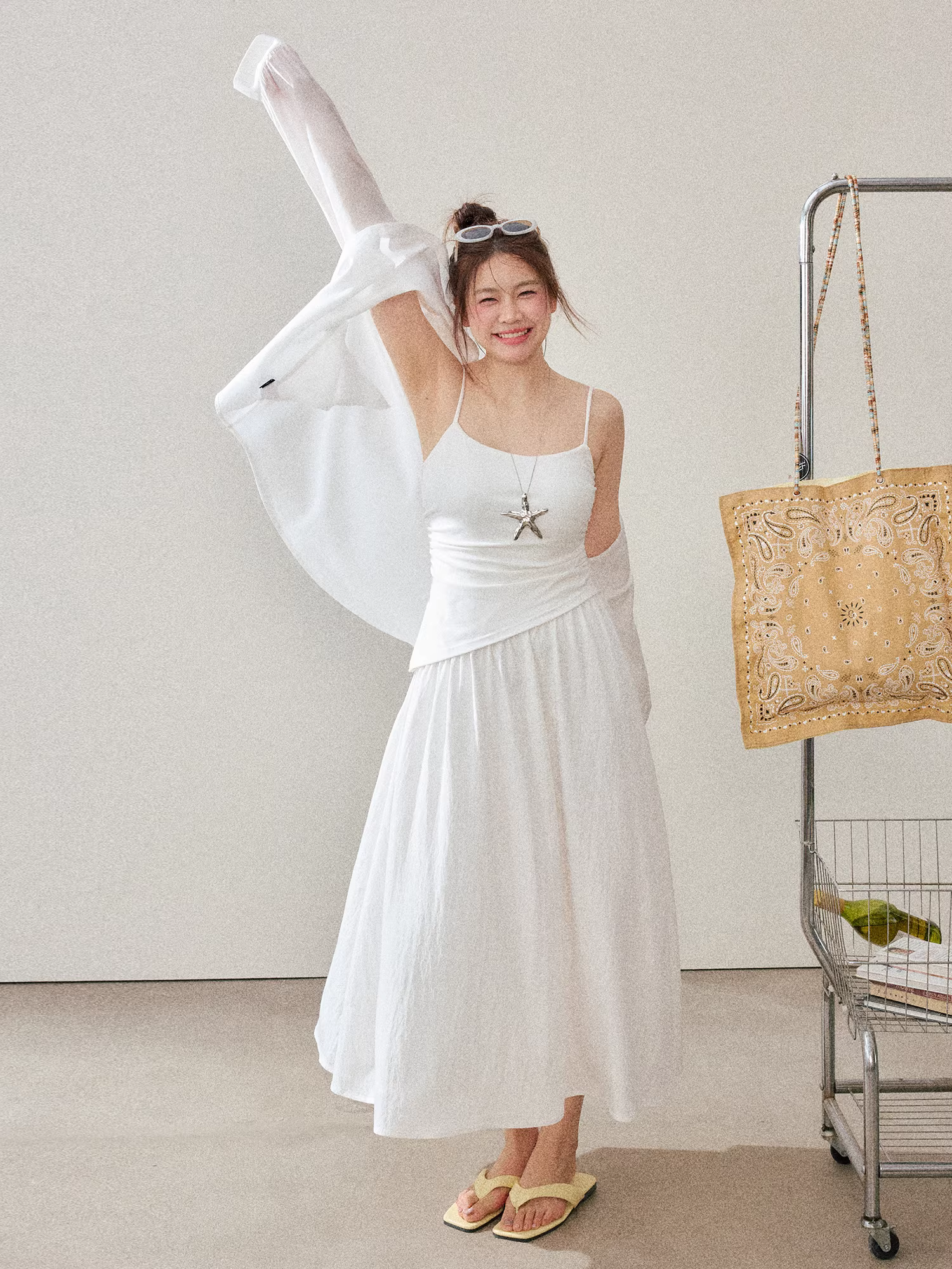 Quần áo nữ cỡ lớn dành cho người lớn, váy thon gọn cho phụ nữ hơi mũm mĩm, váy dây trắng giả hai mảnh đơn giản và thanh lịch.