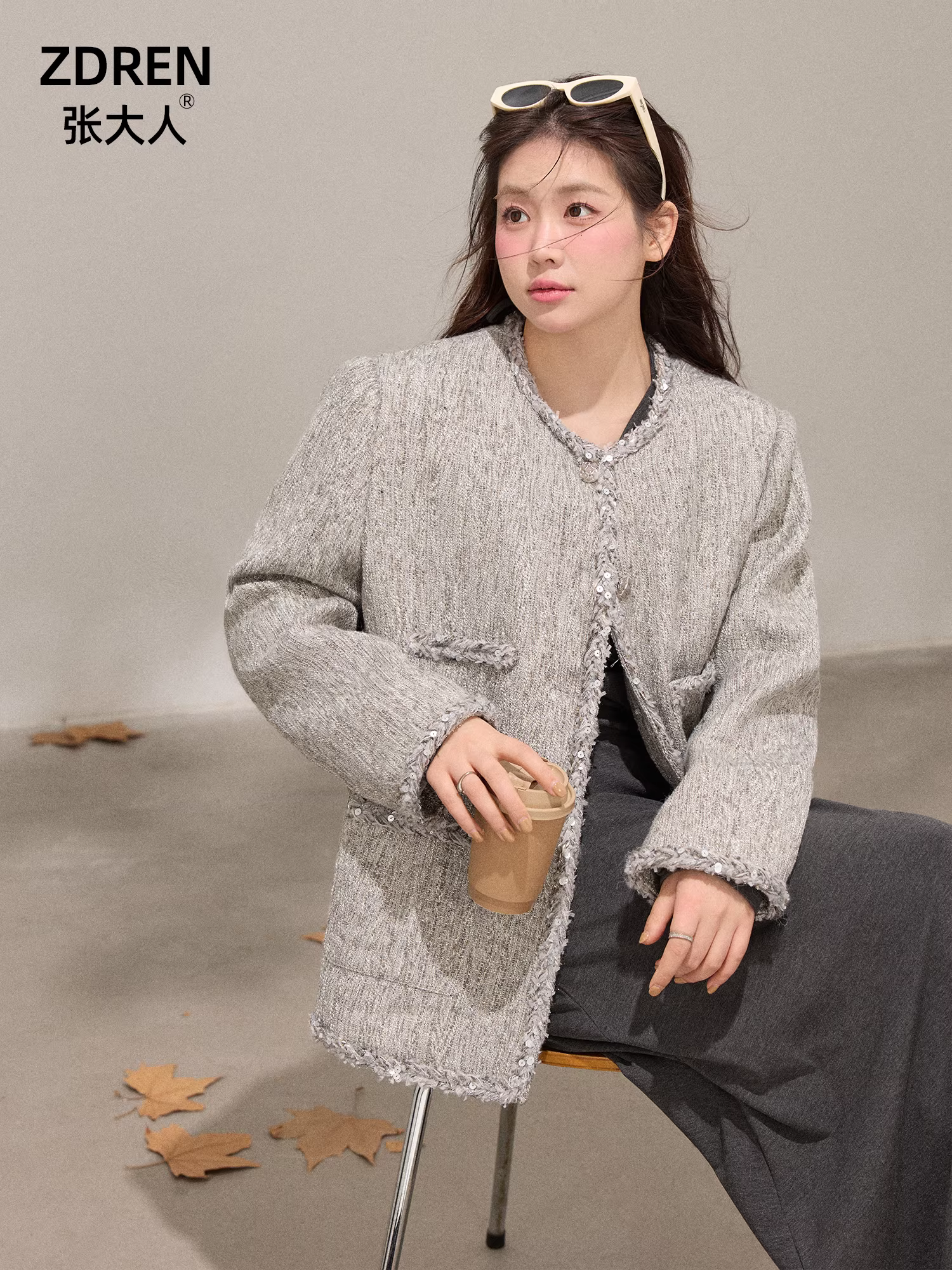 Quần áo nữ cỡ lớn dành cho những cô gái hơi mũm mĩm, kiểu dáng mùa đông giúp thon gọn, áo khoác kiểu Chanel màu xám bạc sang trọng và thanh lịch.