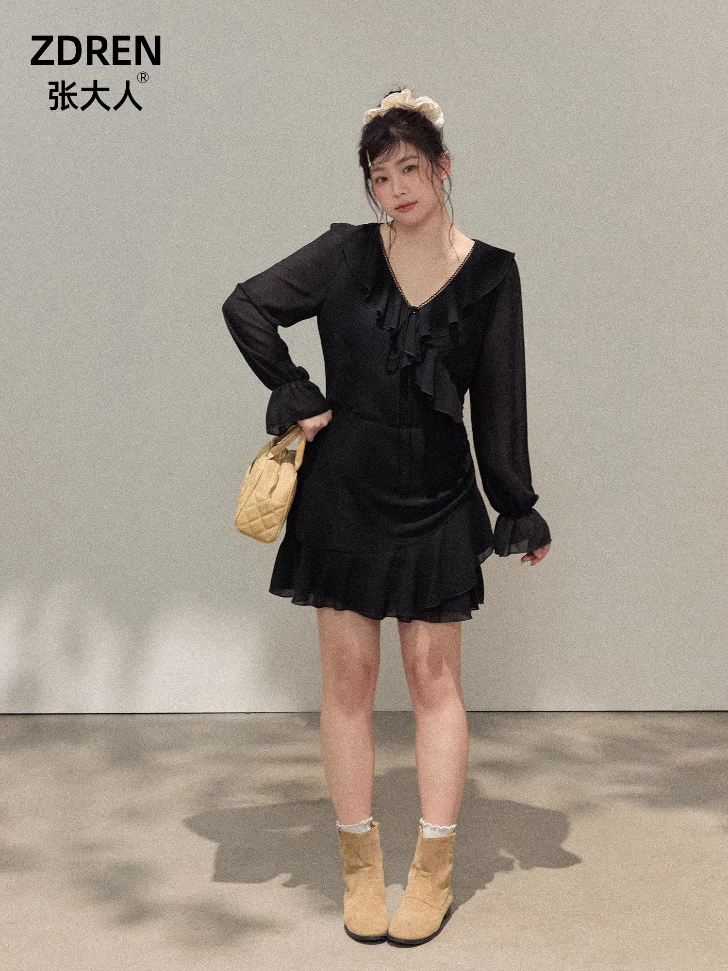 Quần áo nữ cỡ lớn dành cho người lớn, kiểu dáng mới giúp thon gọn cho đầu thu, cổ bèo nhún, phong cách trưởng thành, đầm ngắn màu đen dành cho nữ.