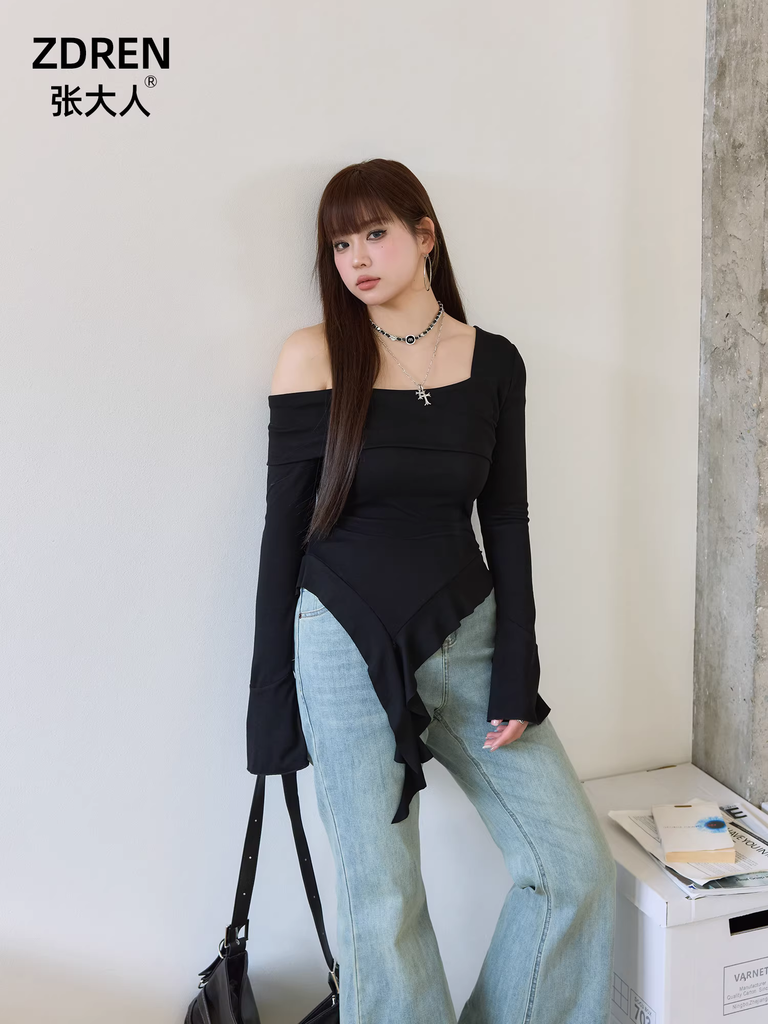 Phong cách thời trang thanh lịch và cá tính của Zhang Daren dành cho phụ nữ có thân hình hơi mũm mĩm, bộ trang phục tôn dáng với áo kiểu độc đáo và quần jean ống loe.